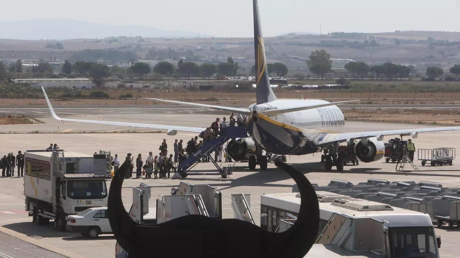 Embarque de pasajeros en un vuelo de Ryanair en el aeropuerto de Jerez.