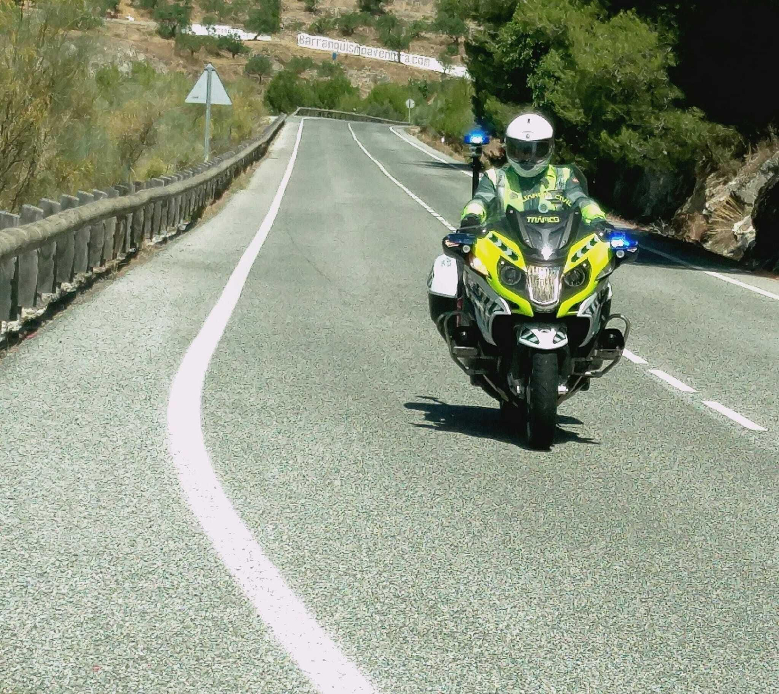 Un motorista de la Guardia Civil de Tráfico