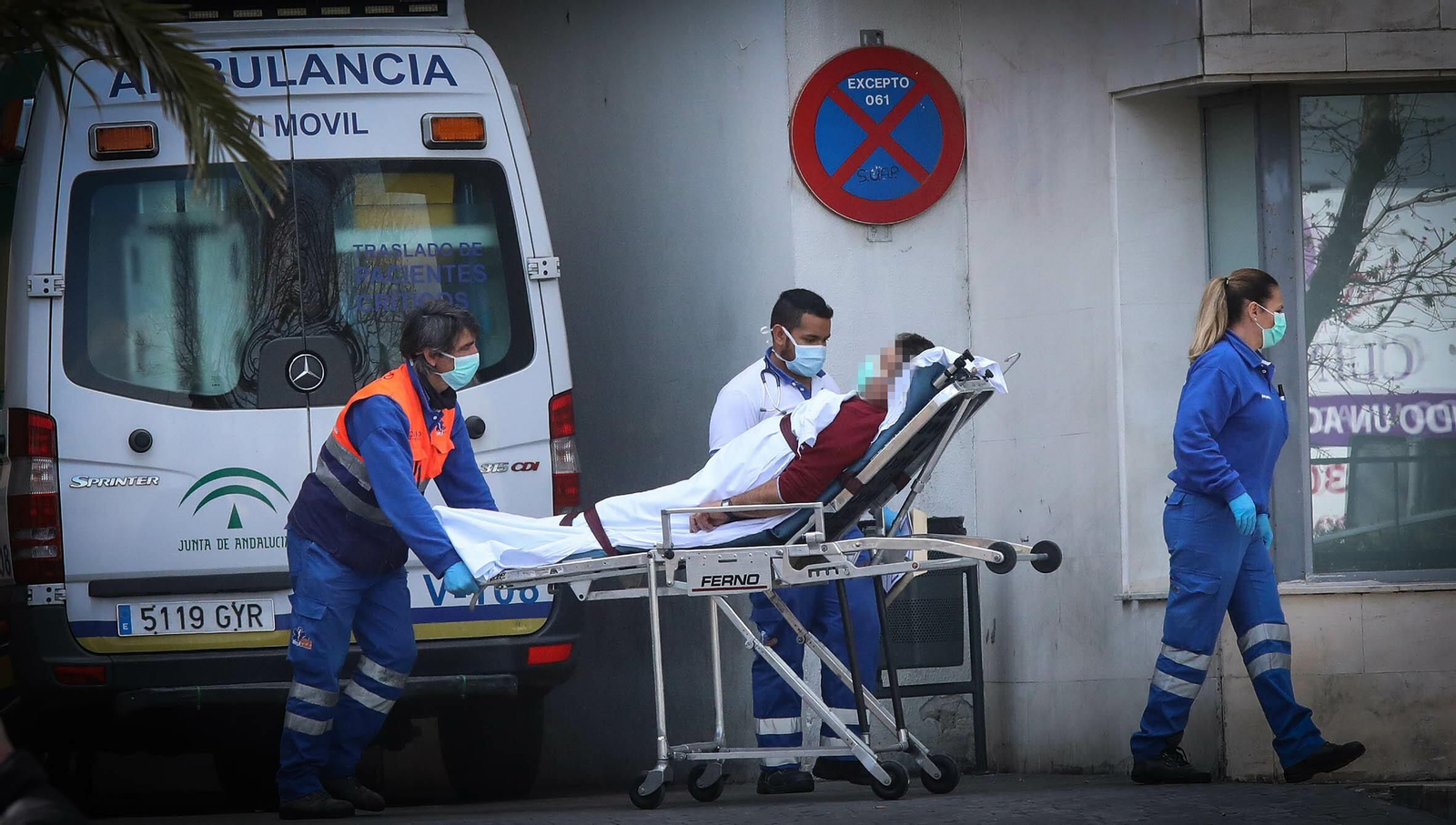 Personal sanitario durante el traslado este sábado de un paciente al hospital de Jerez