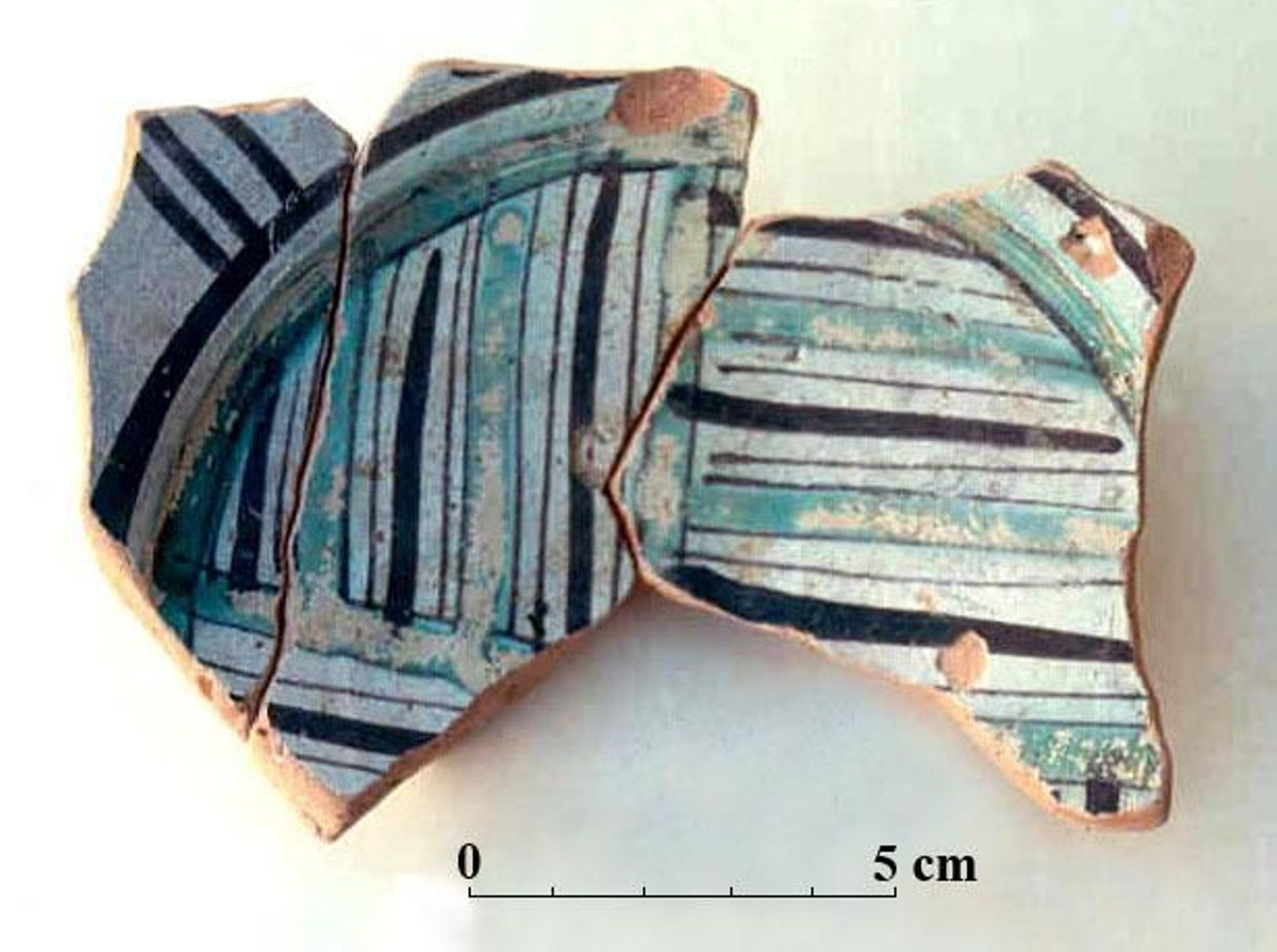 Fragmento de plato de Paterna con motivo de líneas verdes y moradas hallado en Algeciras (Museo Municipal).