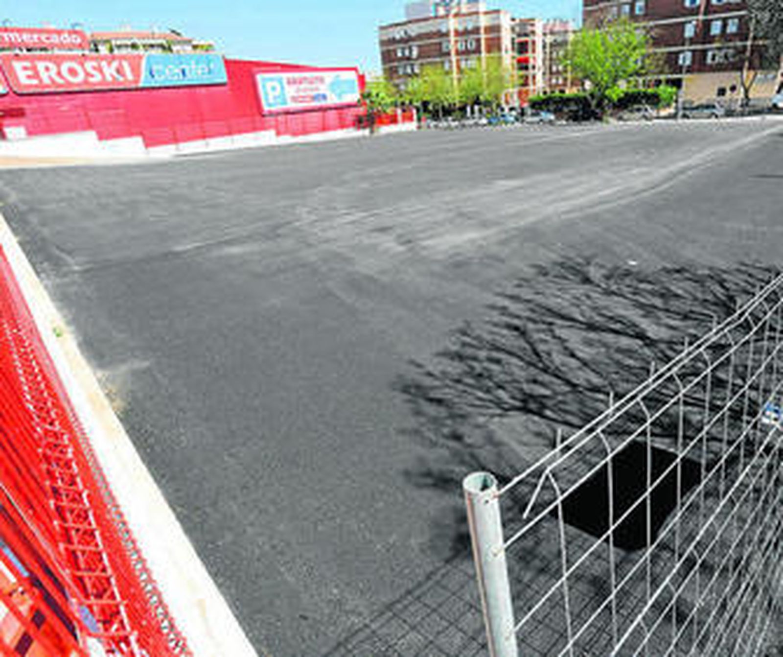 La parcela que en 2005 estaba señalada para construir una biblioteca se ha asfaltado como aparcamiento.