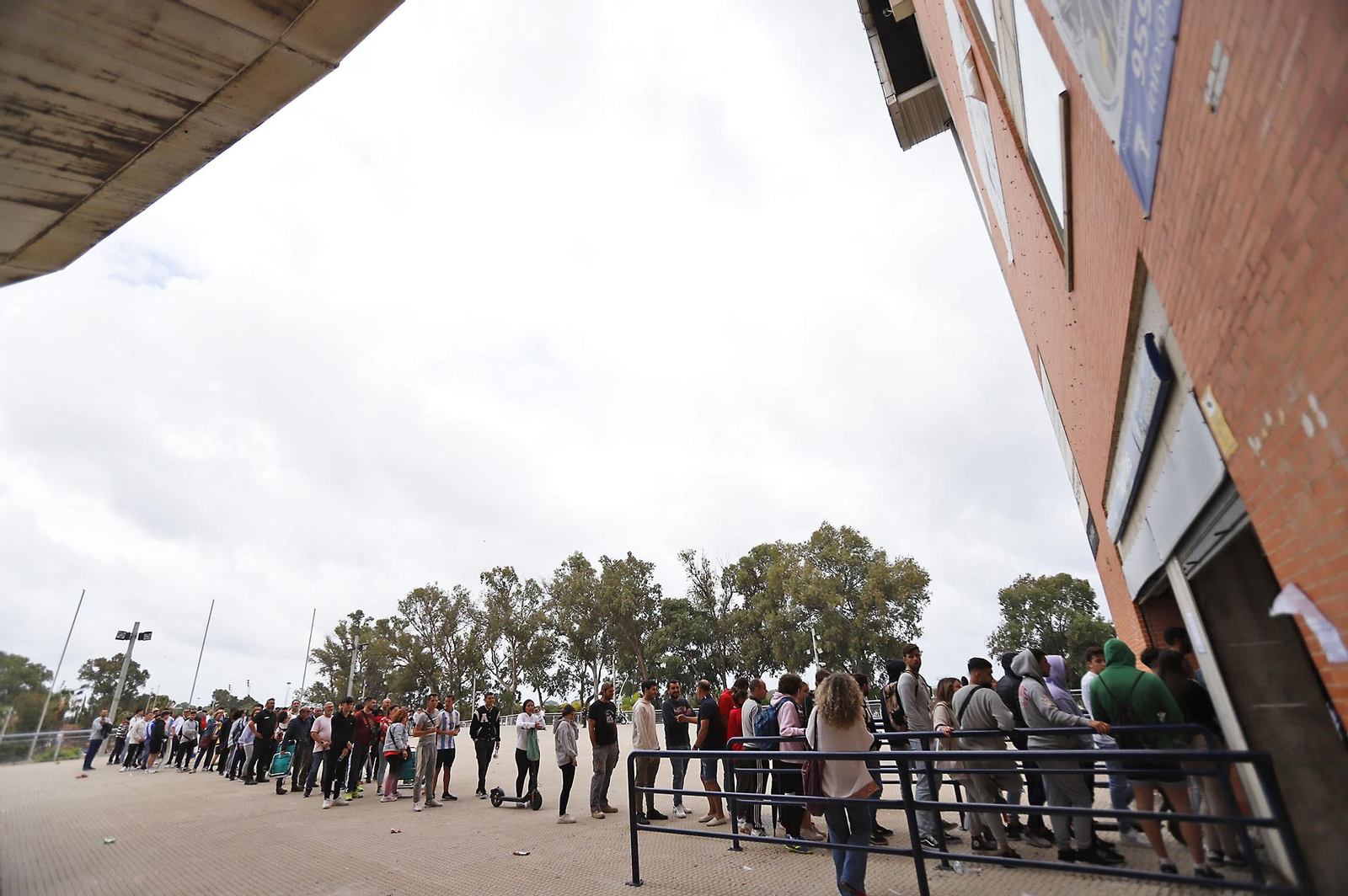 Largas colas para comprar las últimas entradas de la final del Recreativo de Huelva