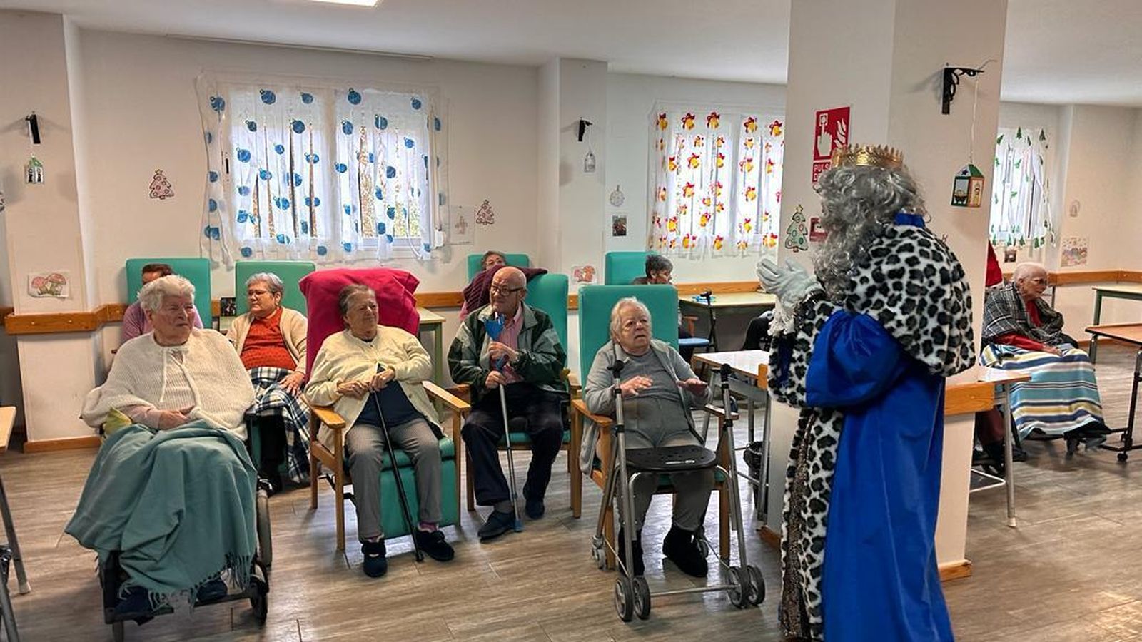 El Rey Melchor saludando a algunos de los residentes de San Luis