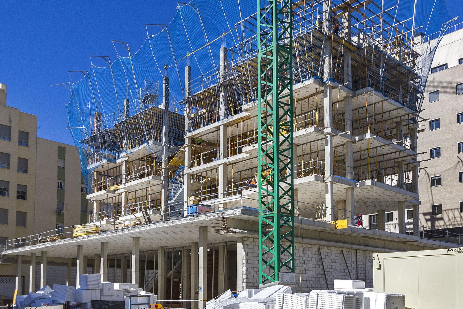Imagen de una obra en construcción en Cádiz, sector que está tirando con fuerza de la reducción del desempleo.