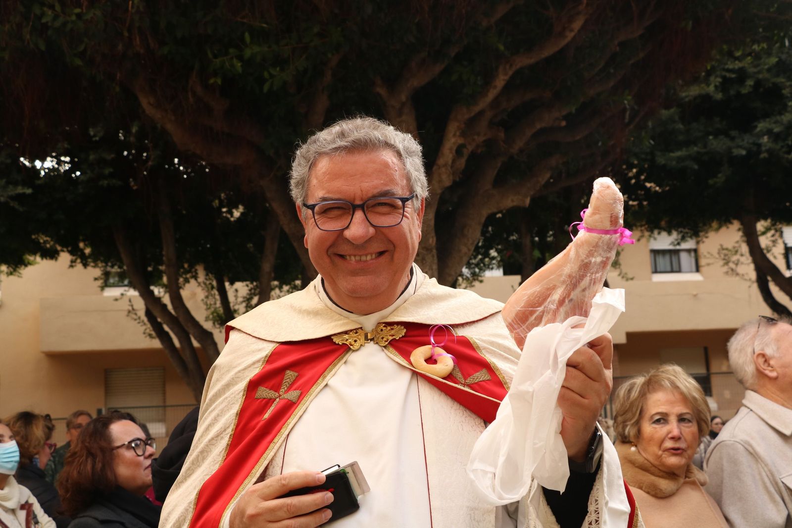 Así ha sido la bendición de las mascotas y la subasta de 'rabicos' en el casco histórico de Almería