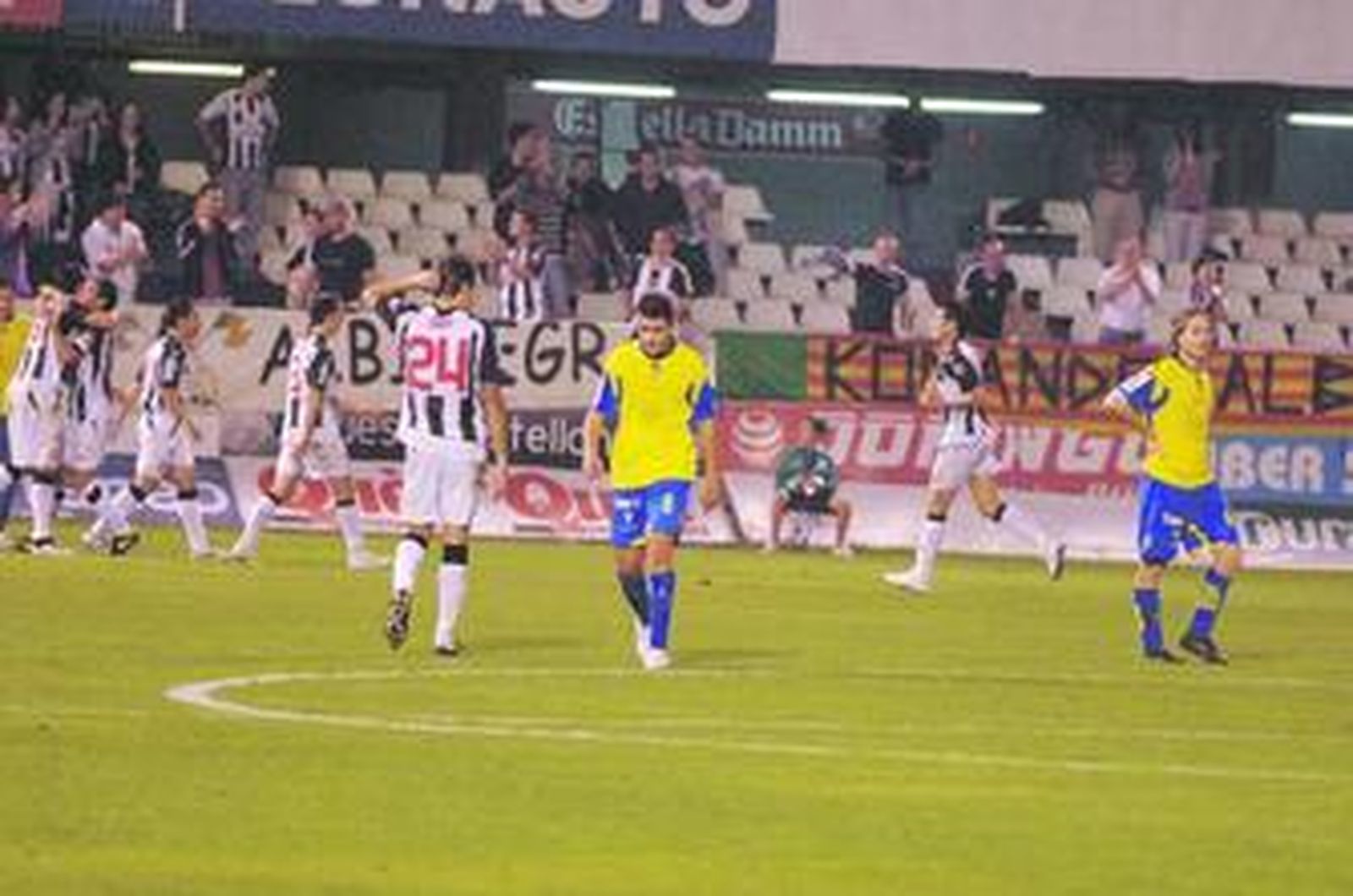 Los jugadores del Castellón celebran uno de los goles ante la desolación de Enrique.