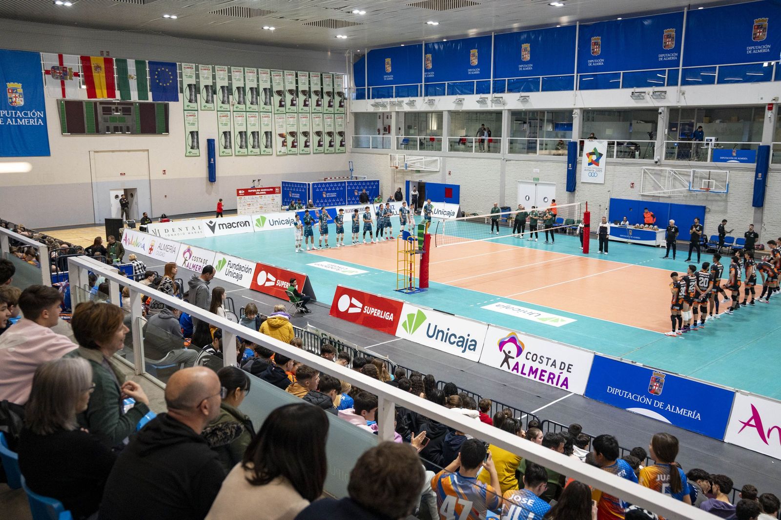 Las imágenes del partido entre Unicaja Costa de Almería y Pamesa Teruel de Superliga de voleibol