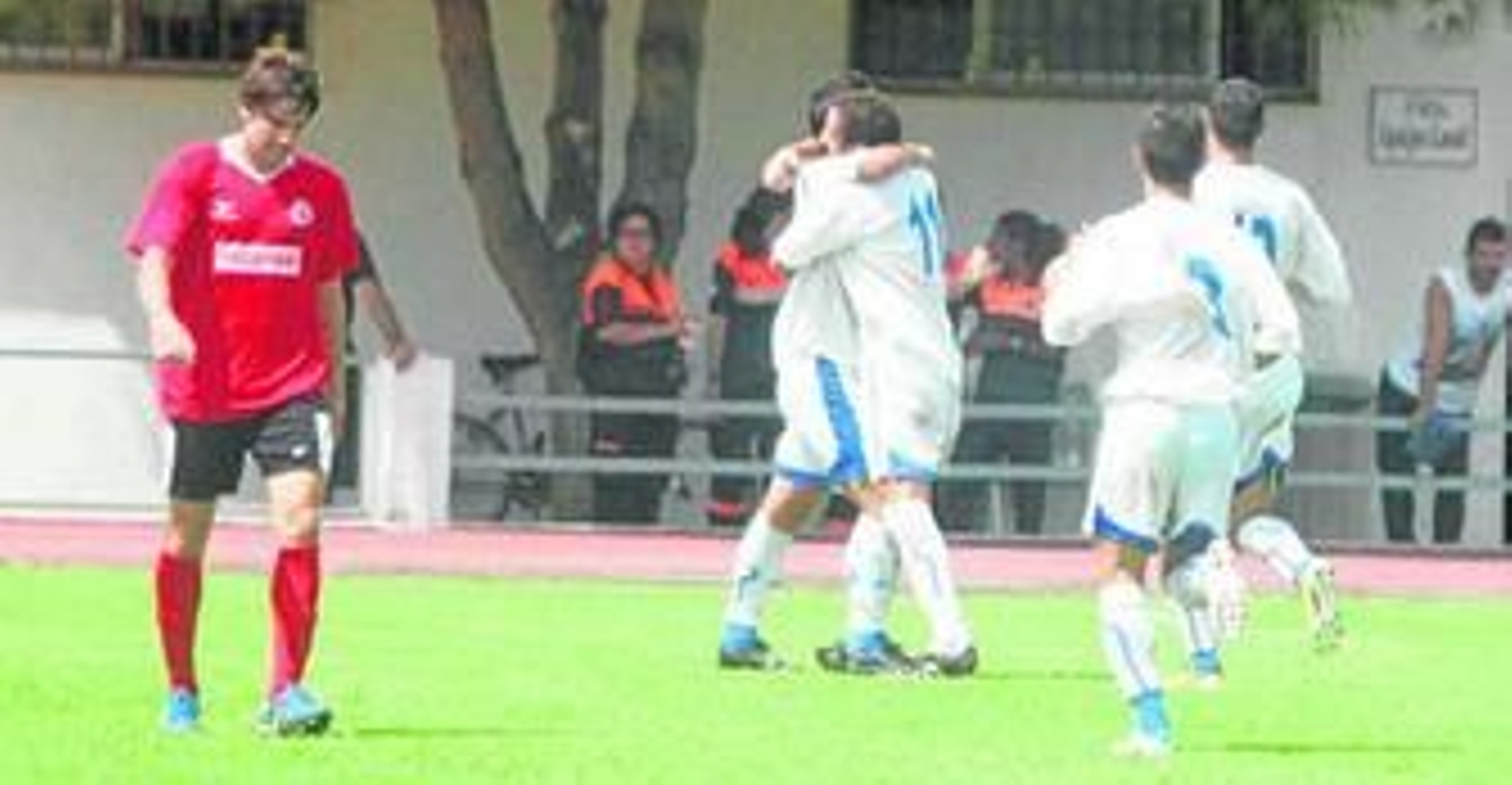 Los vallesanos celebran su remontada en el Manolo Mesa.