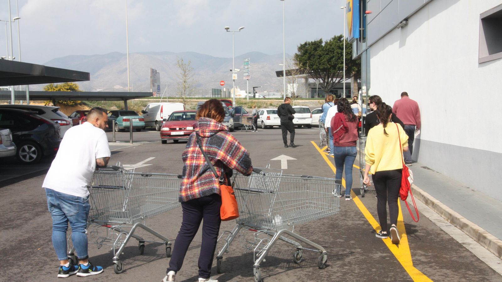 Cola para entrar en el exterior de un supermercado.