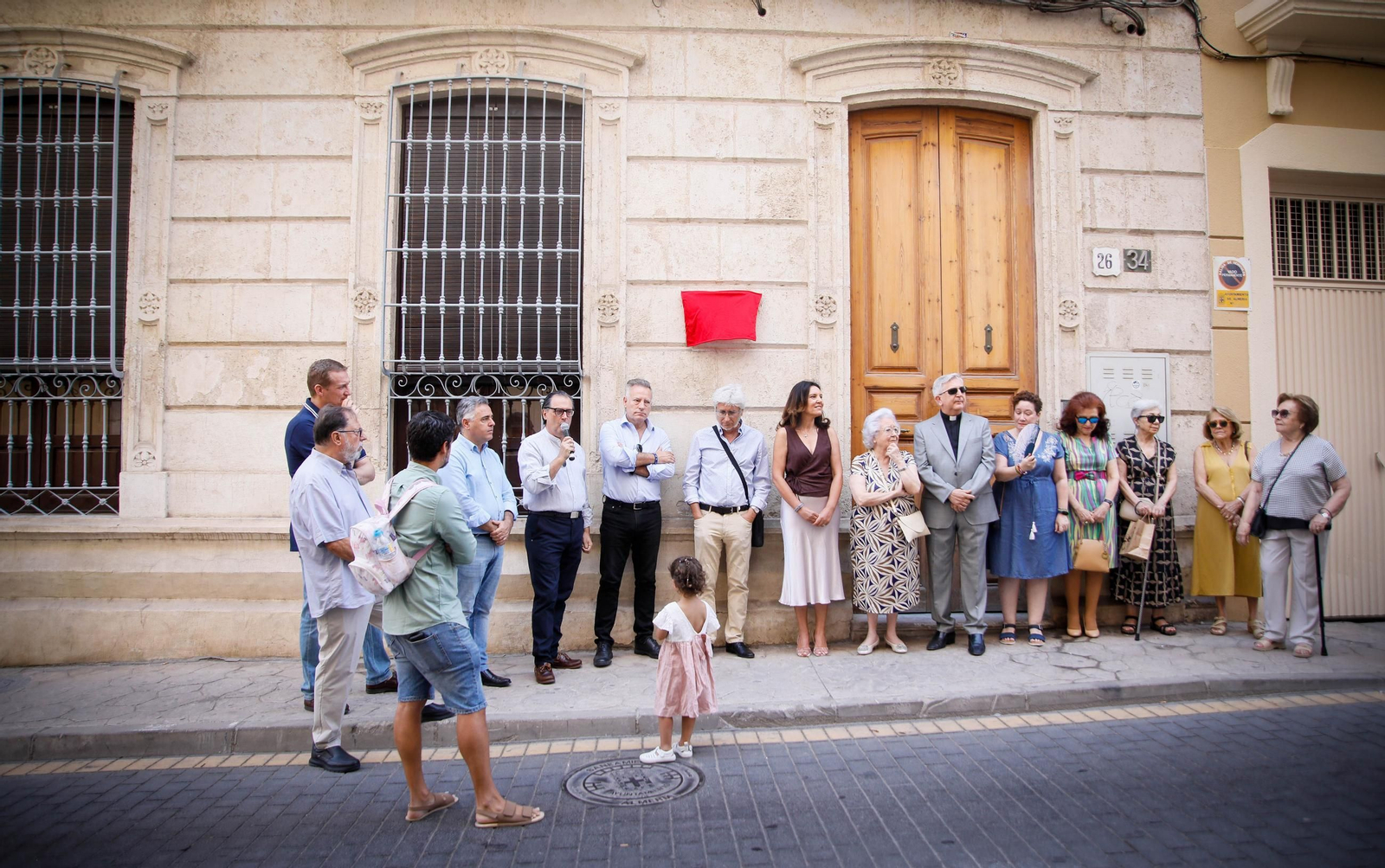 La Asociación de Vecinos del Casco Histórico inaugura una placa en homenaje al periodista Juan Martínez Martín 'Volapié', en imágenes