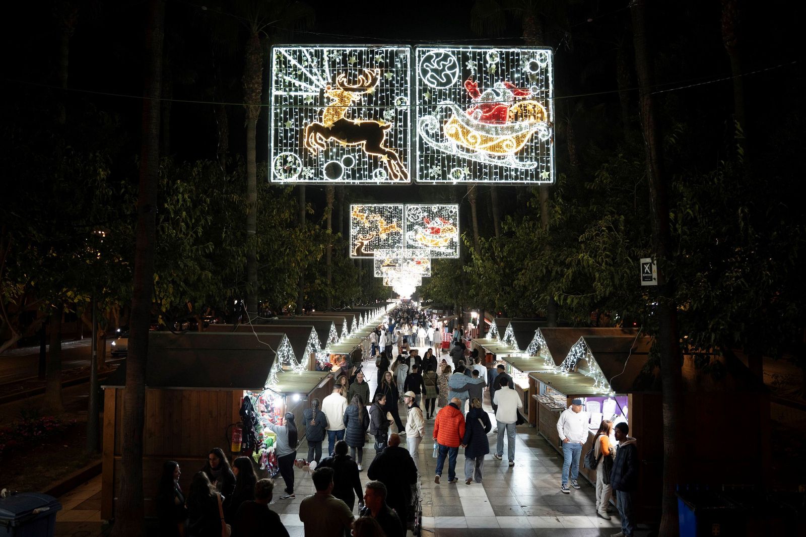 Puestos navideños situados en la Rambla Federico García Lorca durante la presente Navidad.