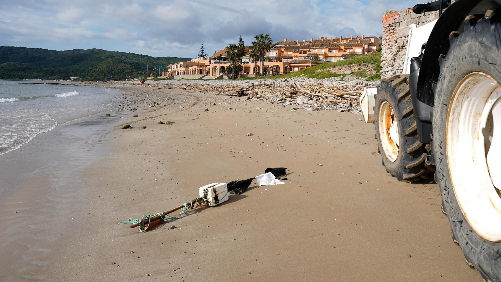 Fotos de la playa de Getares llena de cañas y desechos
