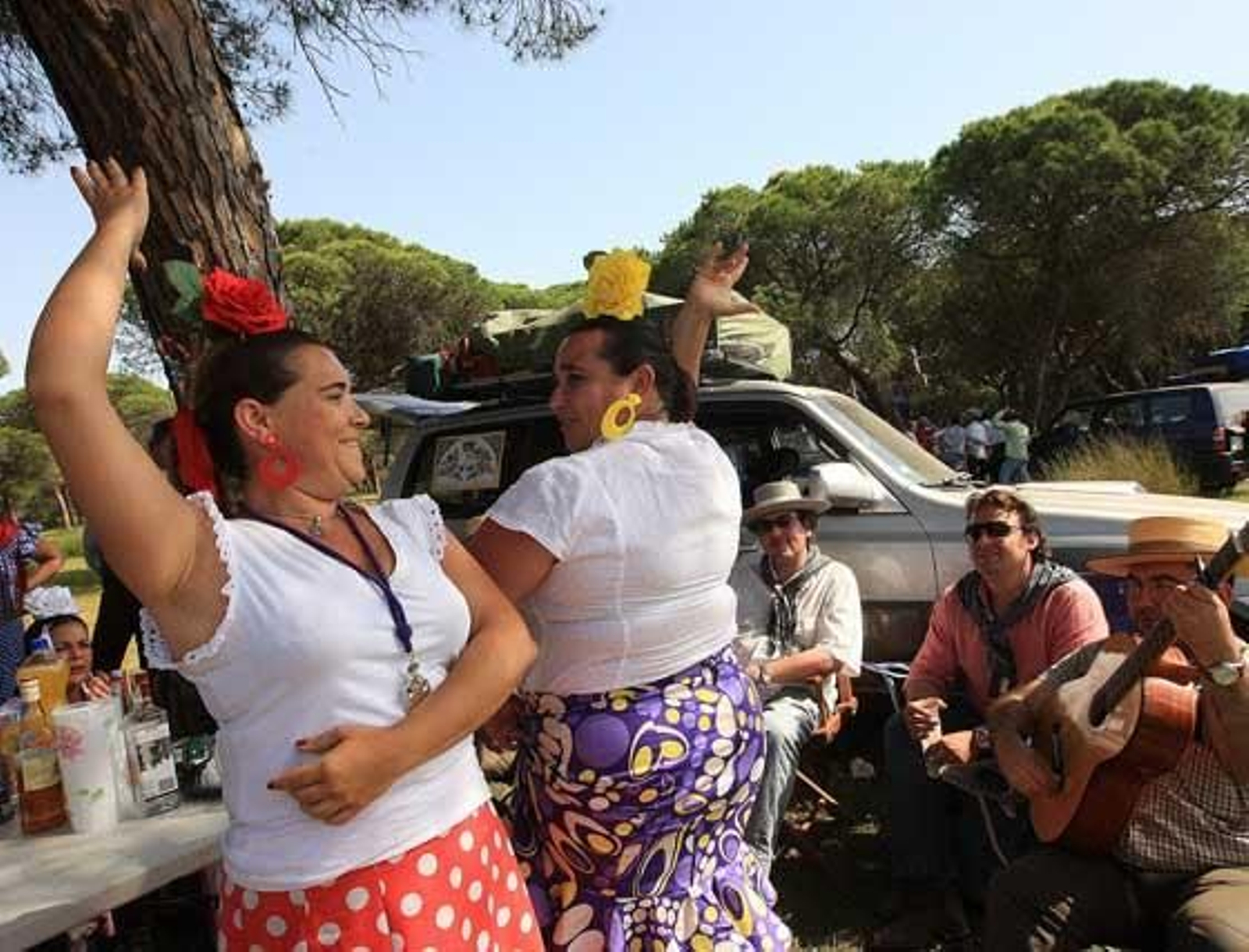 Dos romeras jerezanas bailan aprovechando un alto en el Camino. 

Foto: Juan Carlos Toro