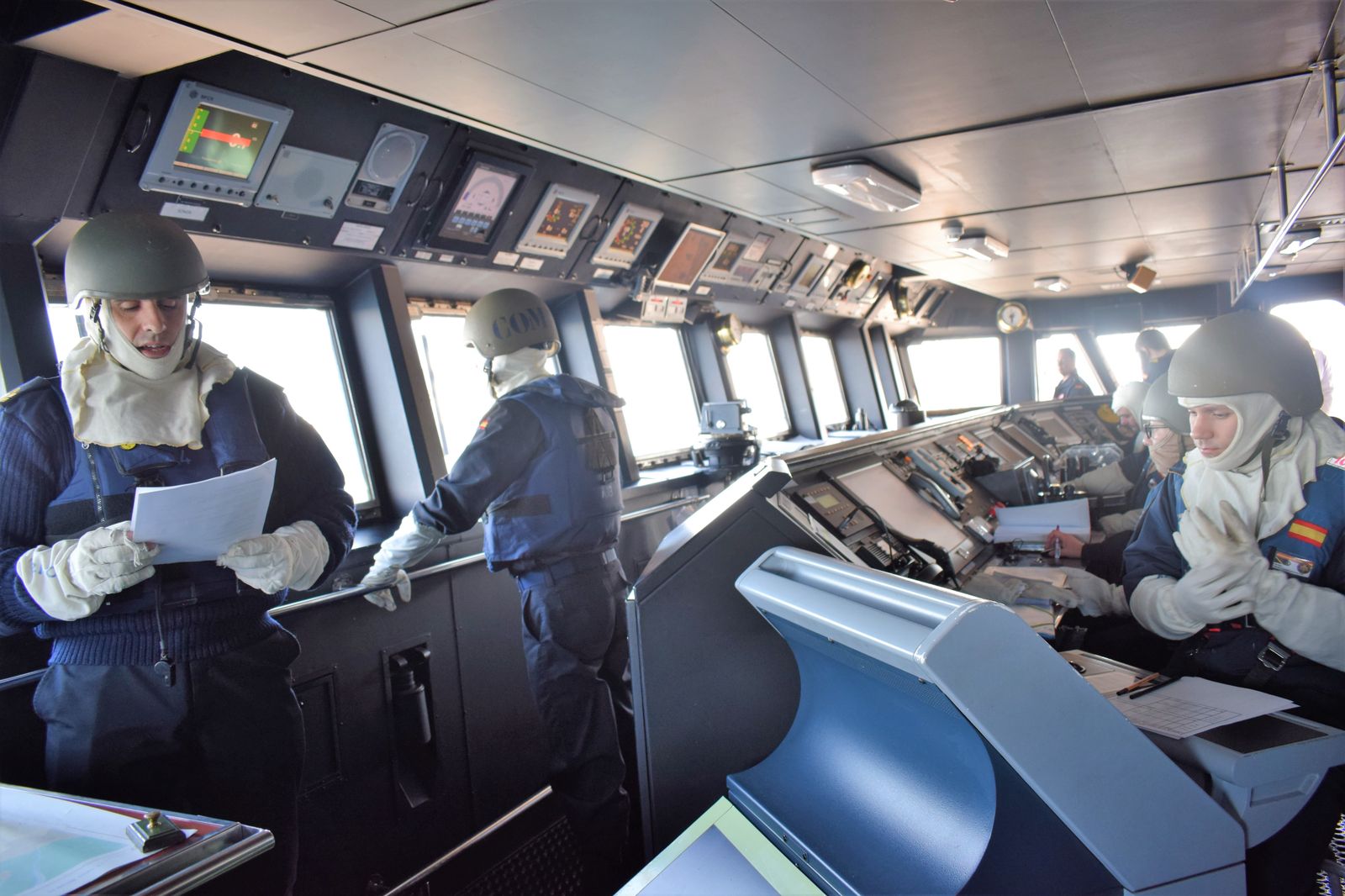 Dotación del puente de la 'Juan de Borbón' ejecutando una maniobra.