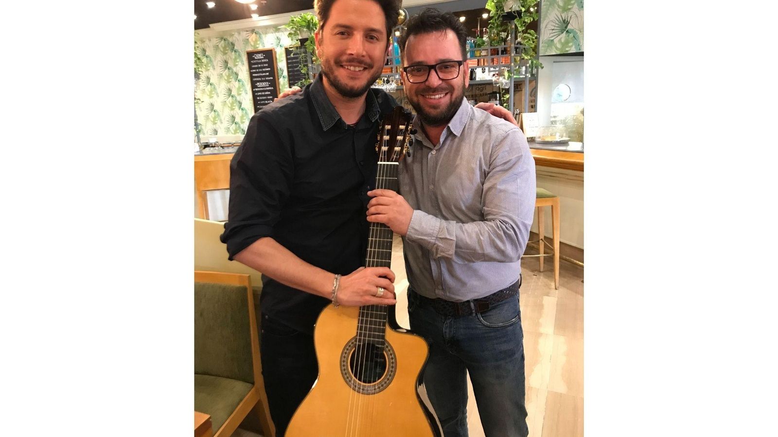 Antonio Álvarez Bernal con Manuel Carrasco en la entrega de su anterior guitarra, la que usa el artista hasta el día de hoy en lo que lleva de gira