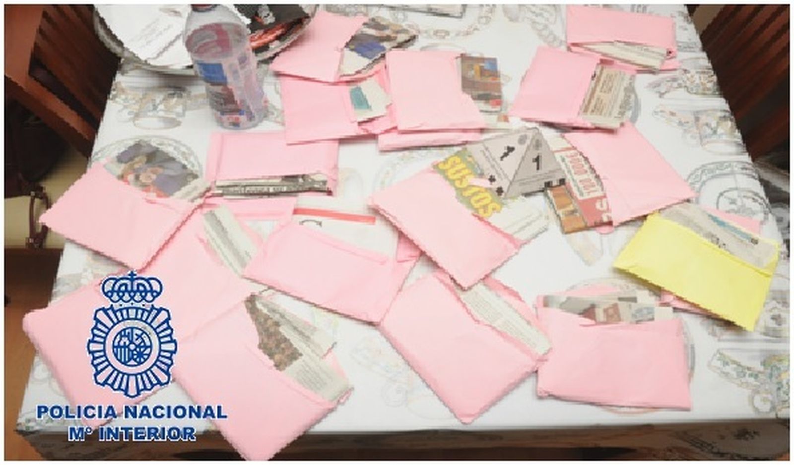 Los recortes de prensa que 'simulaban' los billetes.