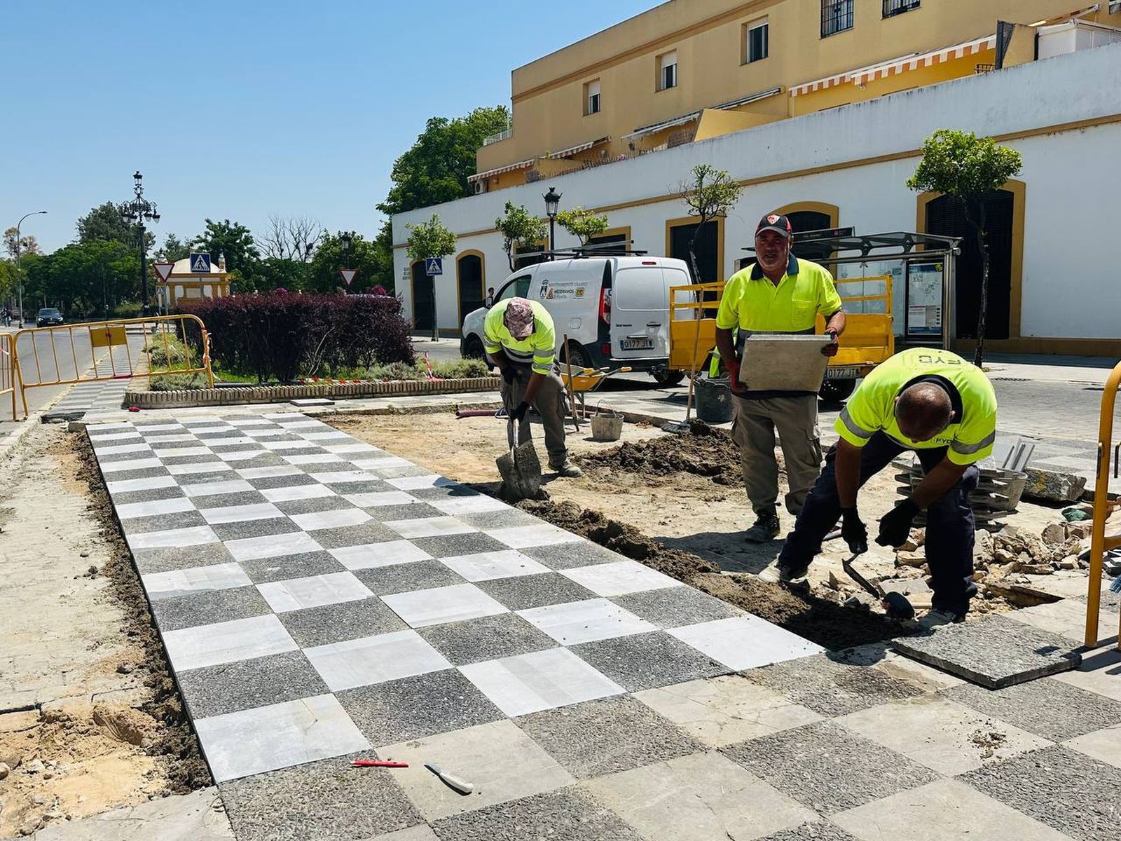 Las obras en la Plaza de los Jazmines para igualar el enlosado para el tránsito peatonal.