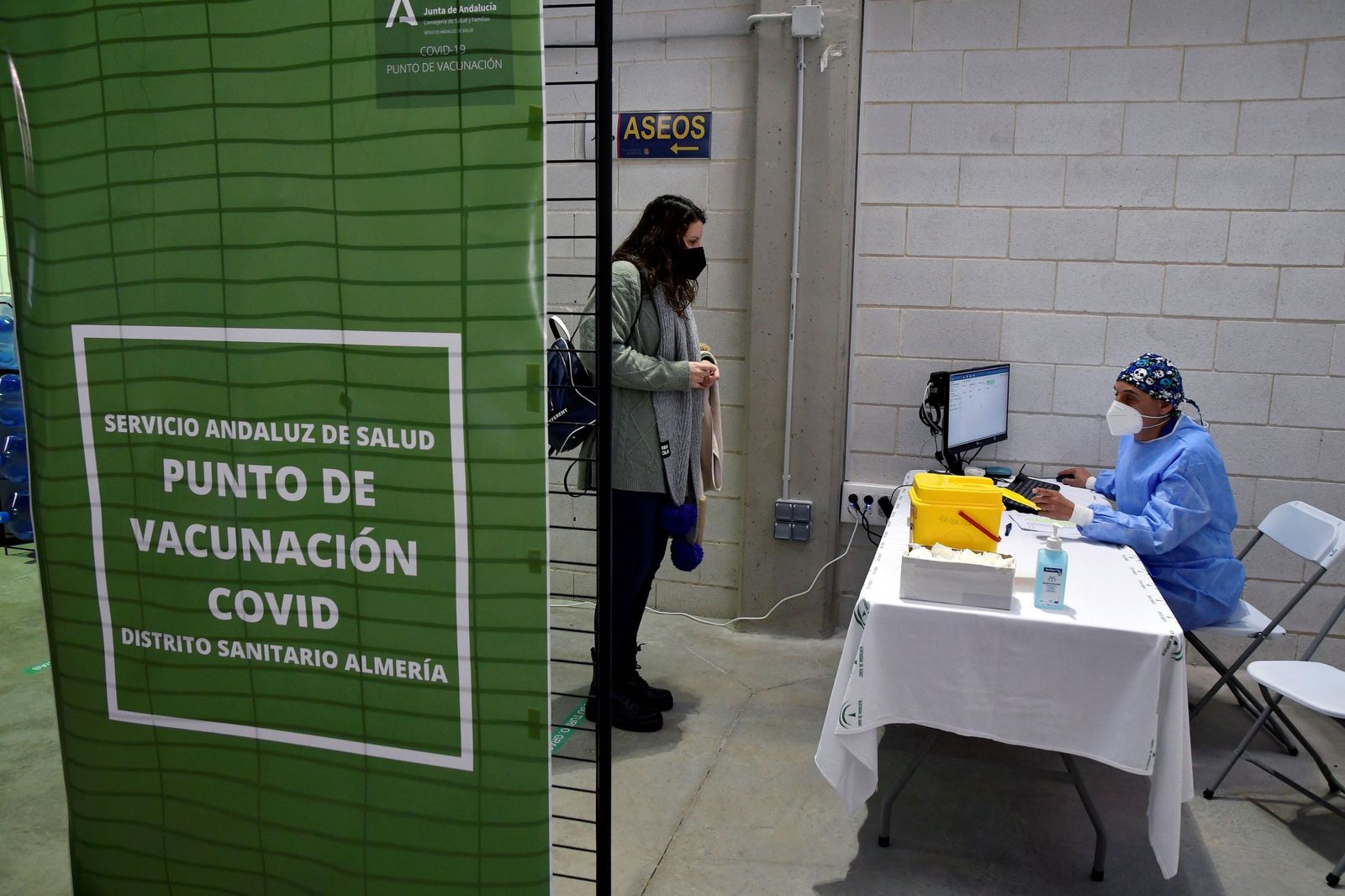 Una persona se vacuna en el Palacio de los Juegos Mediterráneos de Almería.
