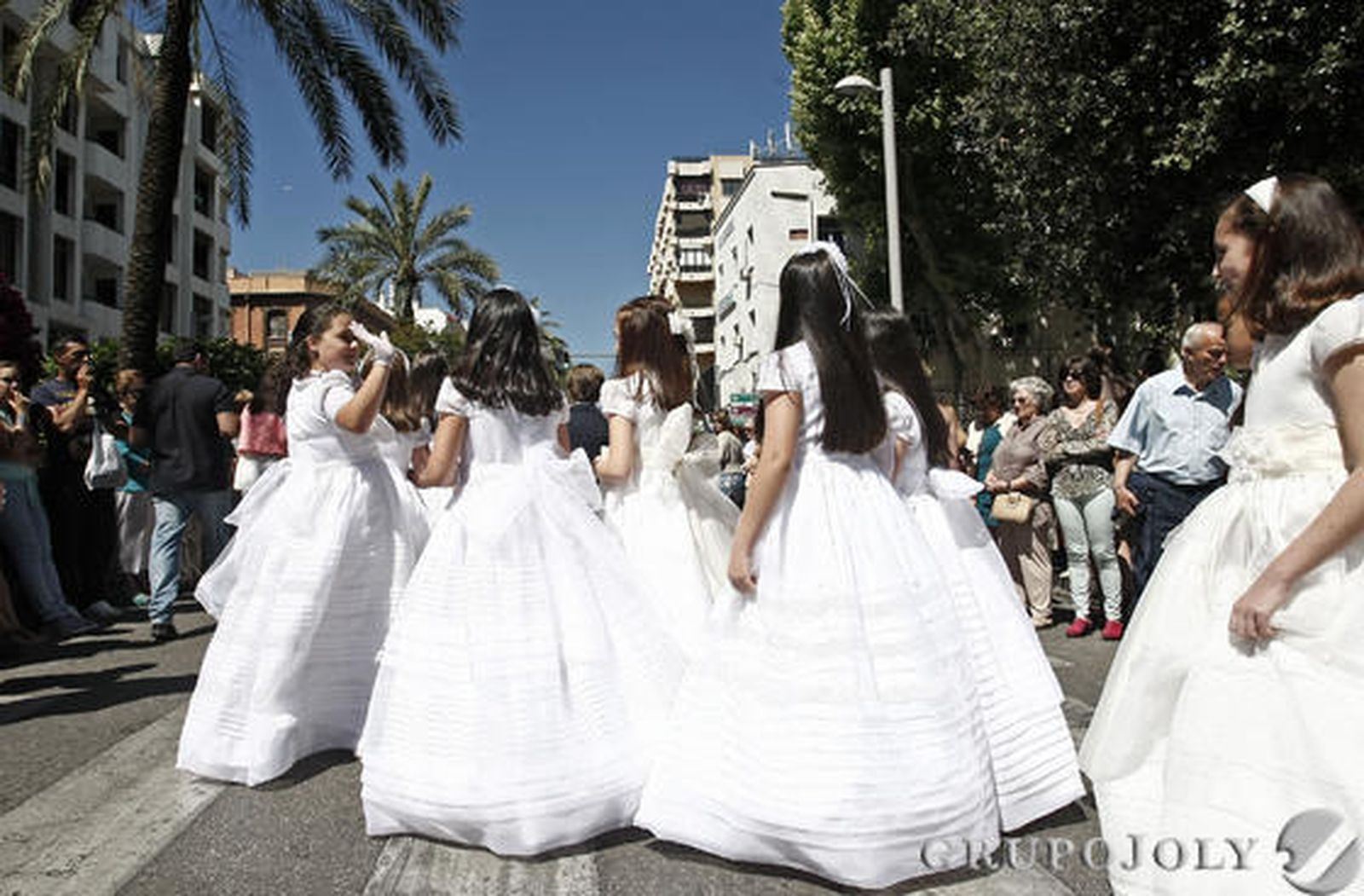 Más de 400 personas acuden a la misa en el parque María Cristina de Algeciras.

Foto: Erasmo Fenoy