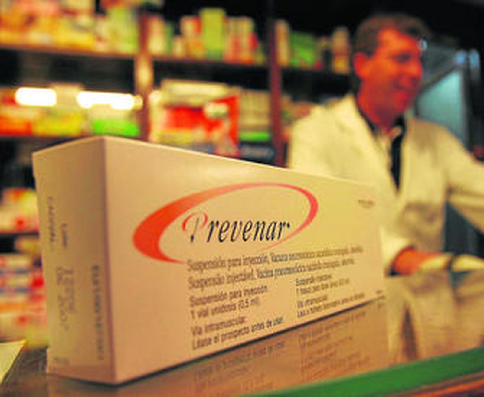 En primer plano, una de las vacunas que los padres tienen que costear de su bolsillo.