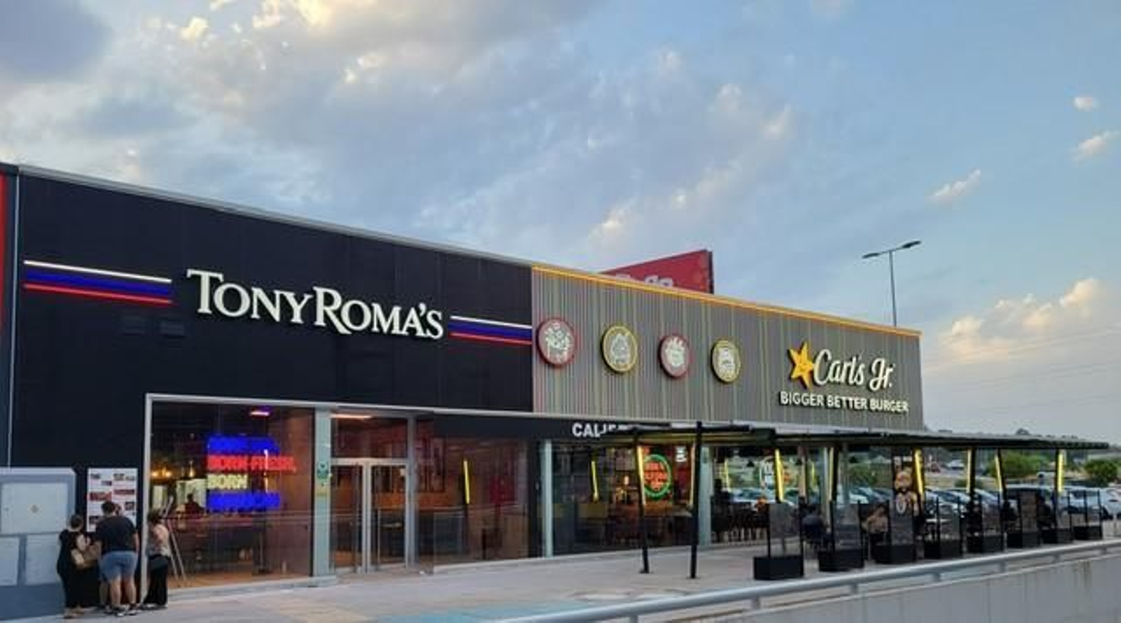 El nuevo restaurante Tony Roma's, en el centro comercial Bahía Plaza de Los Barrios
