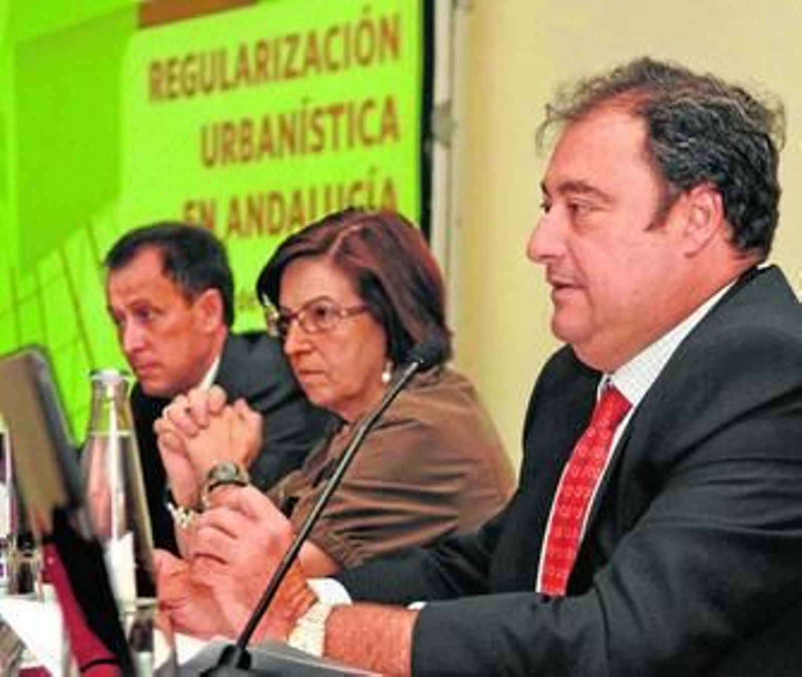De izquierda a derecha, José María Román, Rosa Urioste y Tomás Valiente.