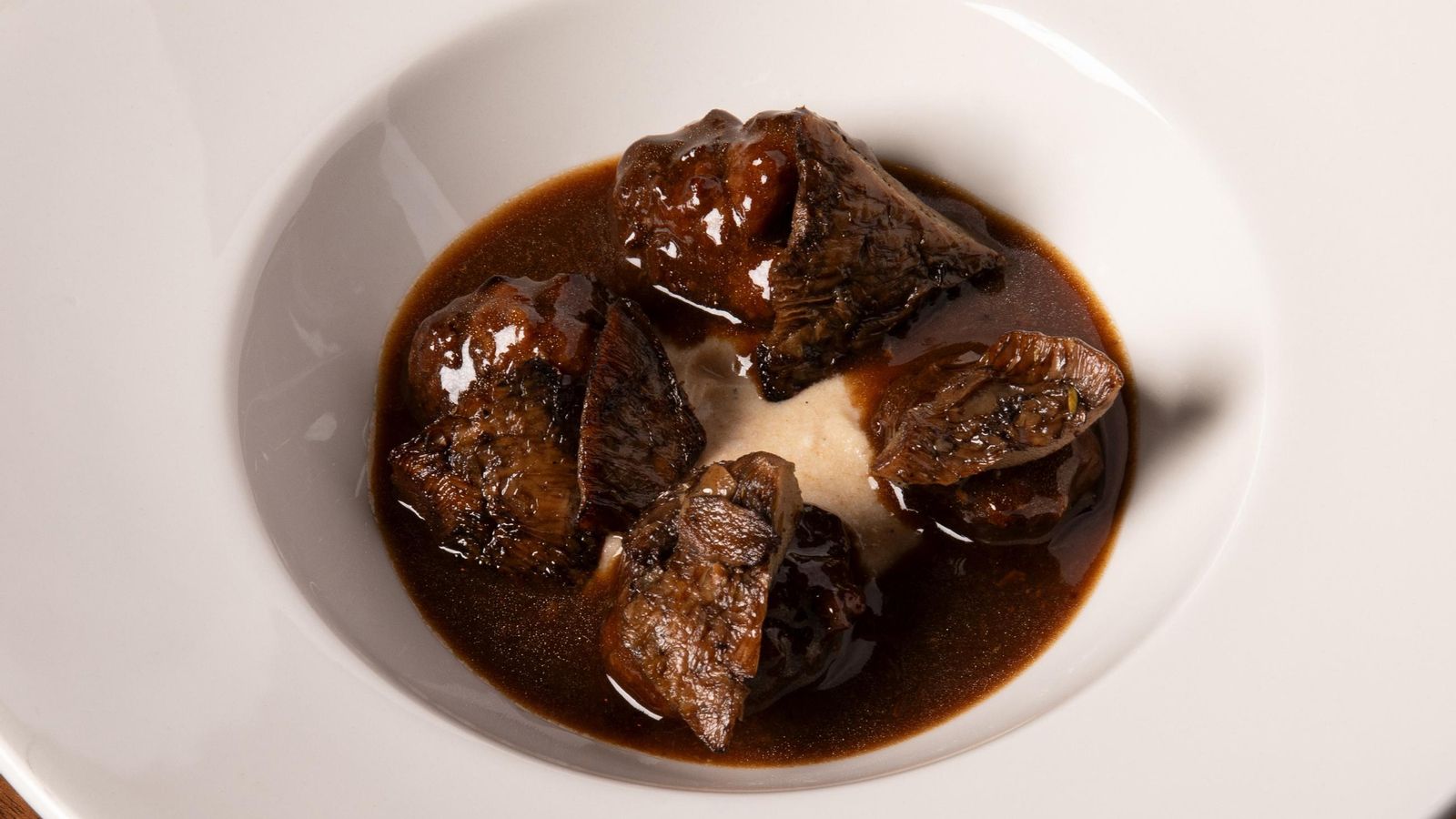 Guiso de albóndigas de vaca, níscalos y patata asada