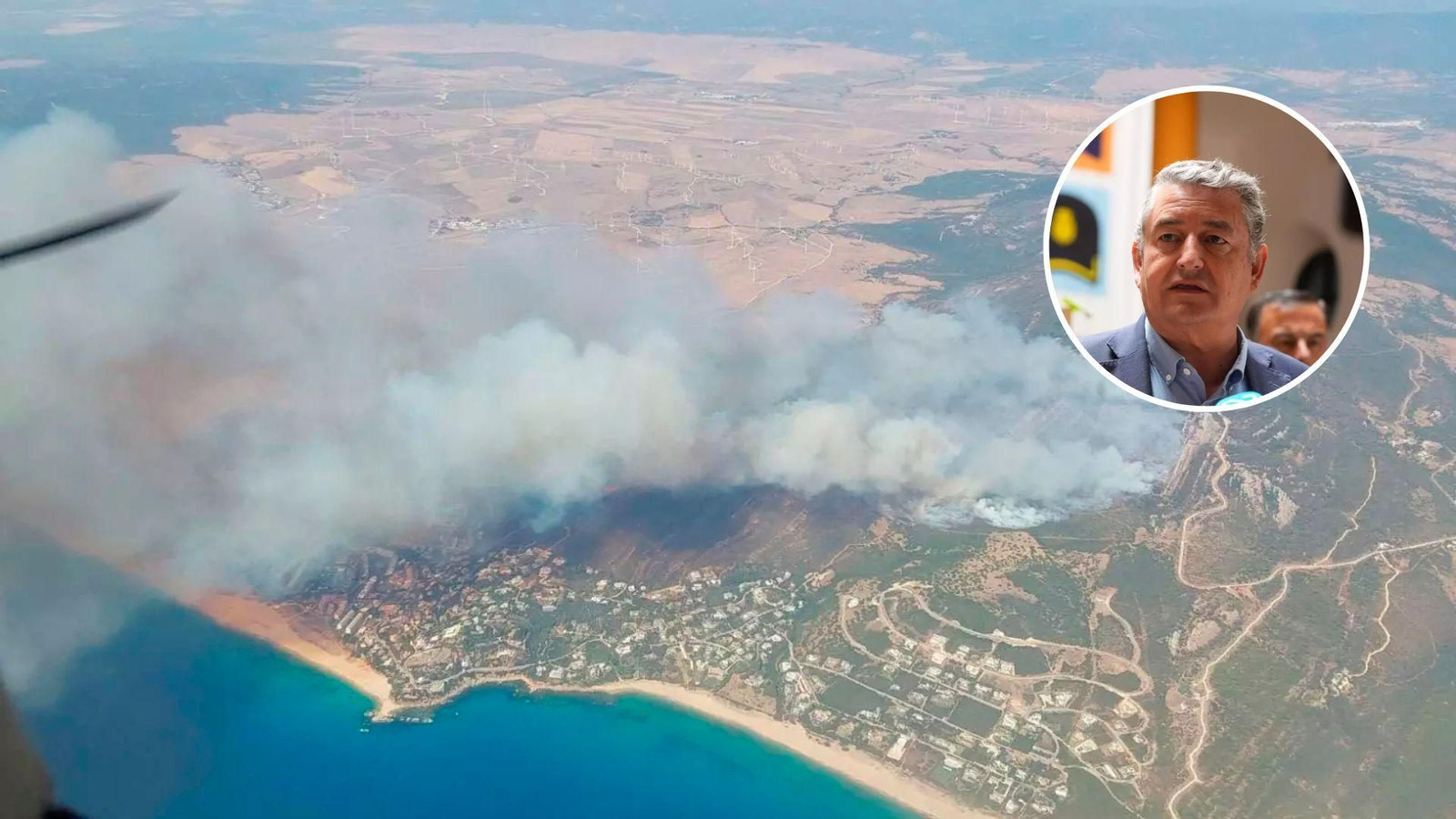Imagen aérea desde el avión del Infoca del incendio en Tarifa
