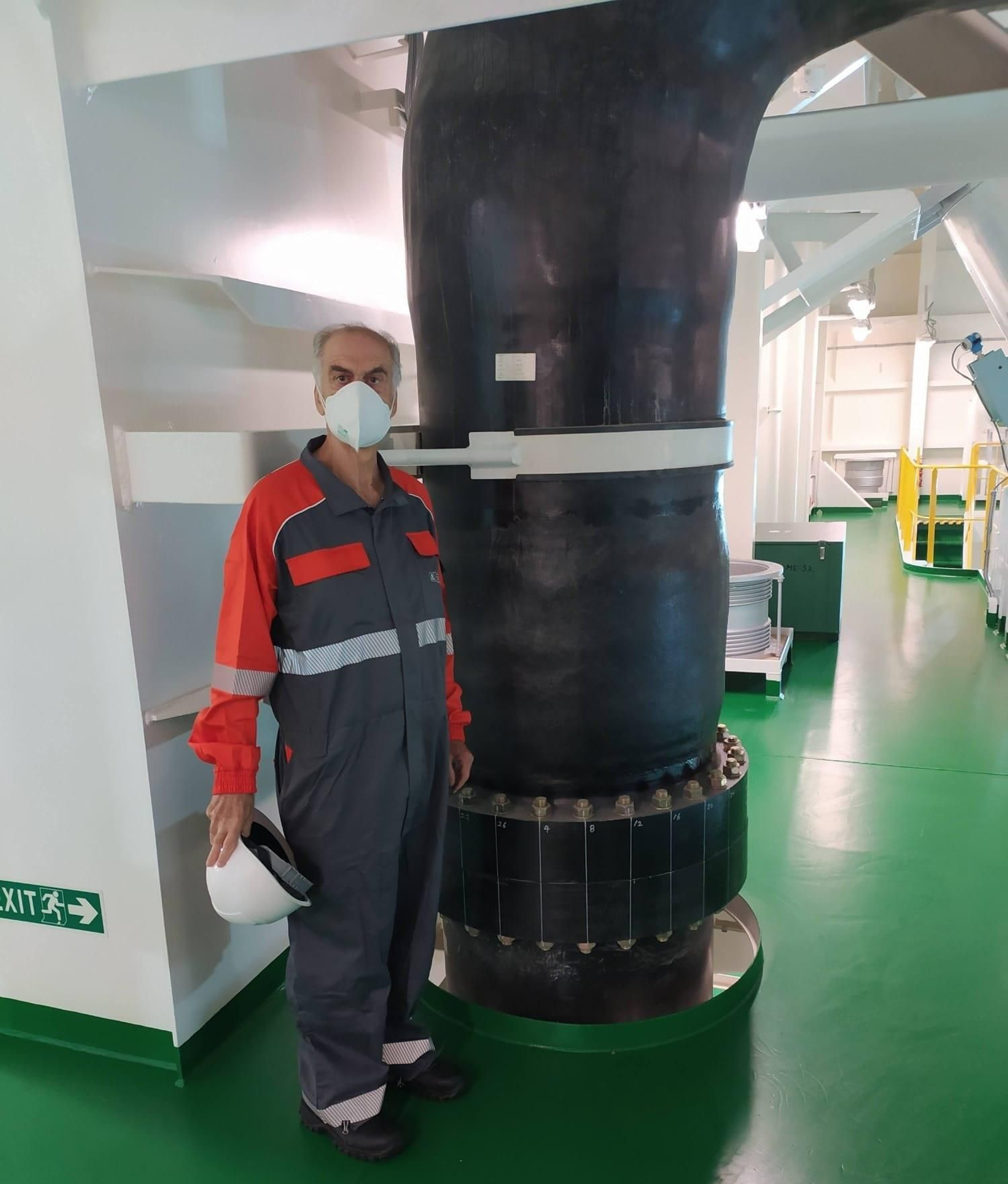 Julio Berzosa, ex capitán marítimo de Algeciras, durante una inspección a un buque.