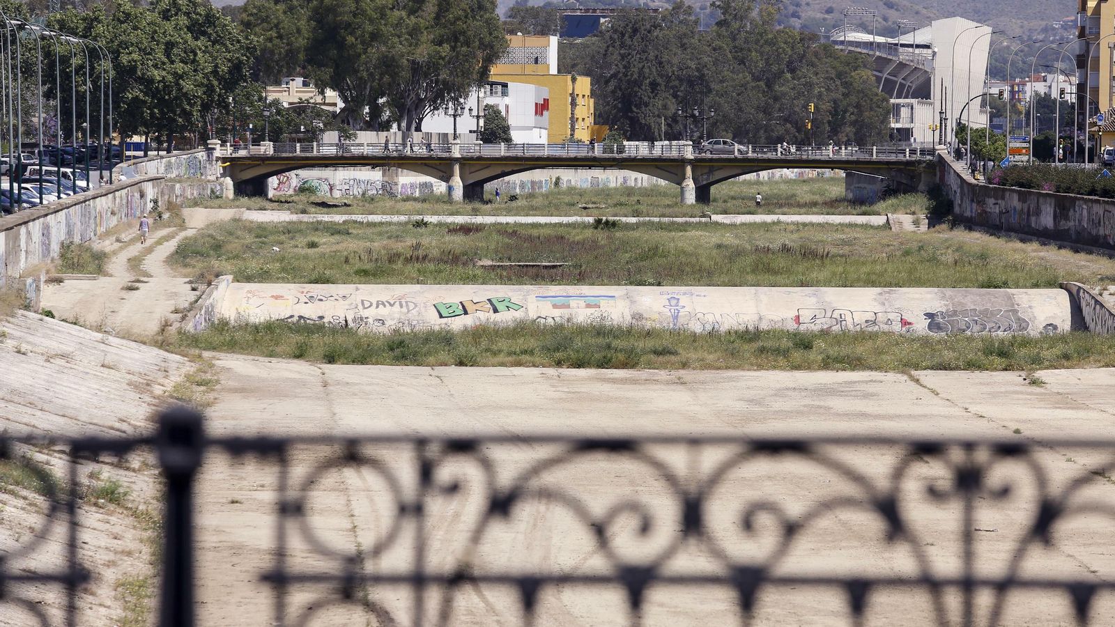Tramo del Guadalmedina desde el puente de la Aurora en dirección norte.