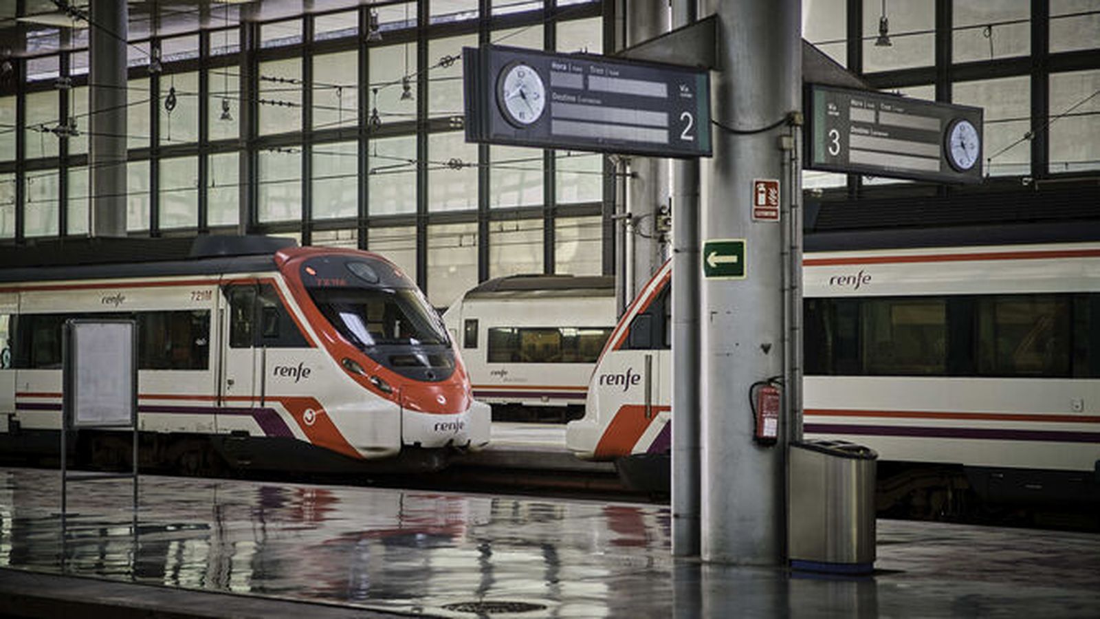 Trenes de Cercanías estacionados en Cádiz