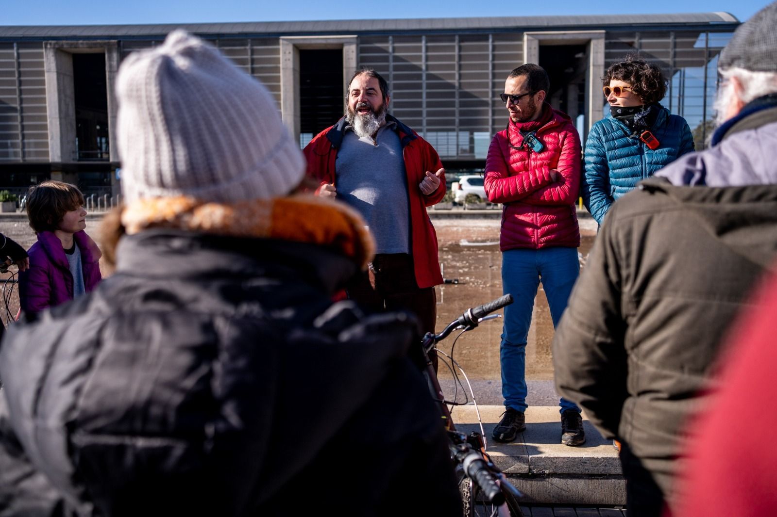 Una ruta en bici por Córdoba para reflexionar sobre habitabilidad y movilidad sostenible, en fotografías