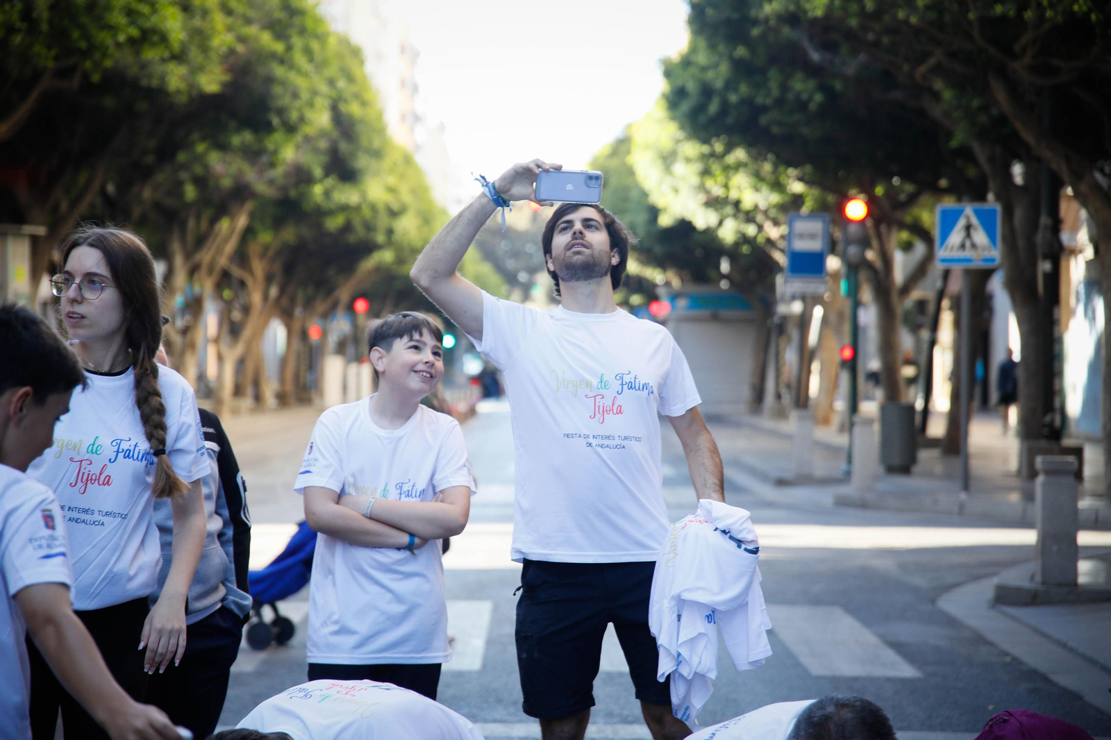 Así es la alfombra de serrín de 60 metros en el Paseo de Almería, en imágenes.