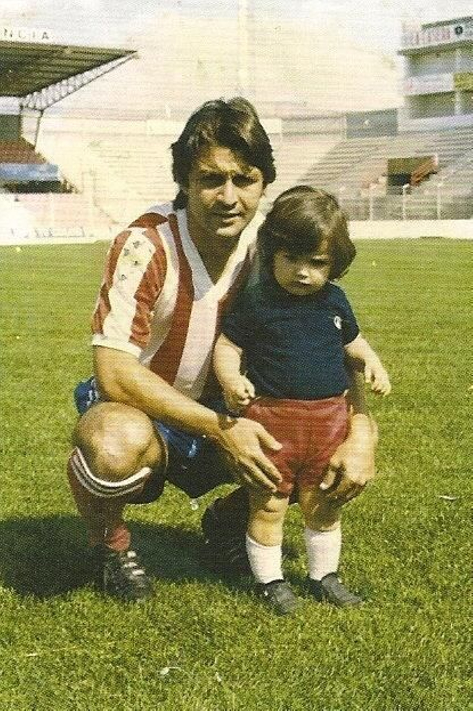 El futbolista almeriense, con su hijo.