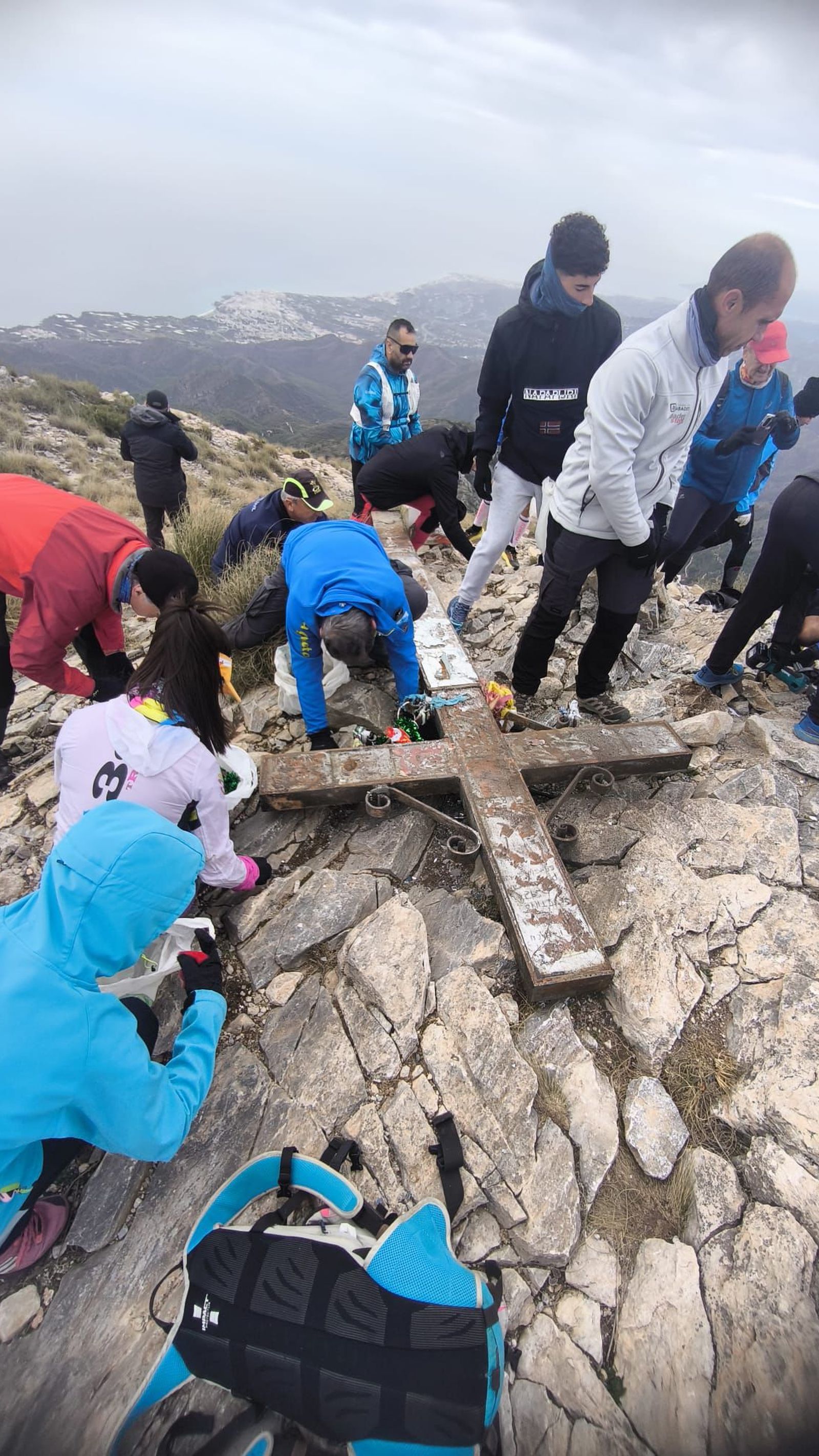 Algunas personas que estaban arreglando la cruz del Pico del Cielo