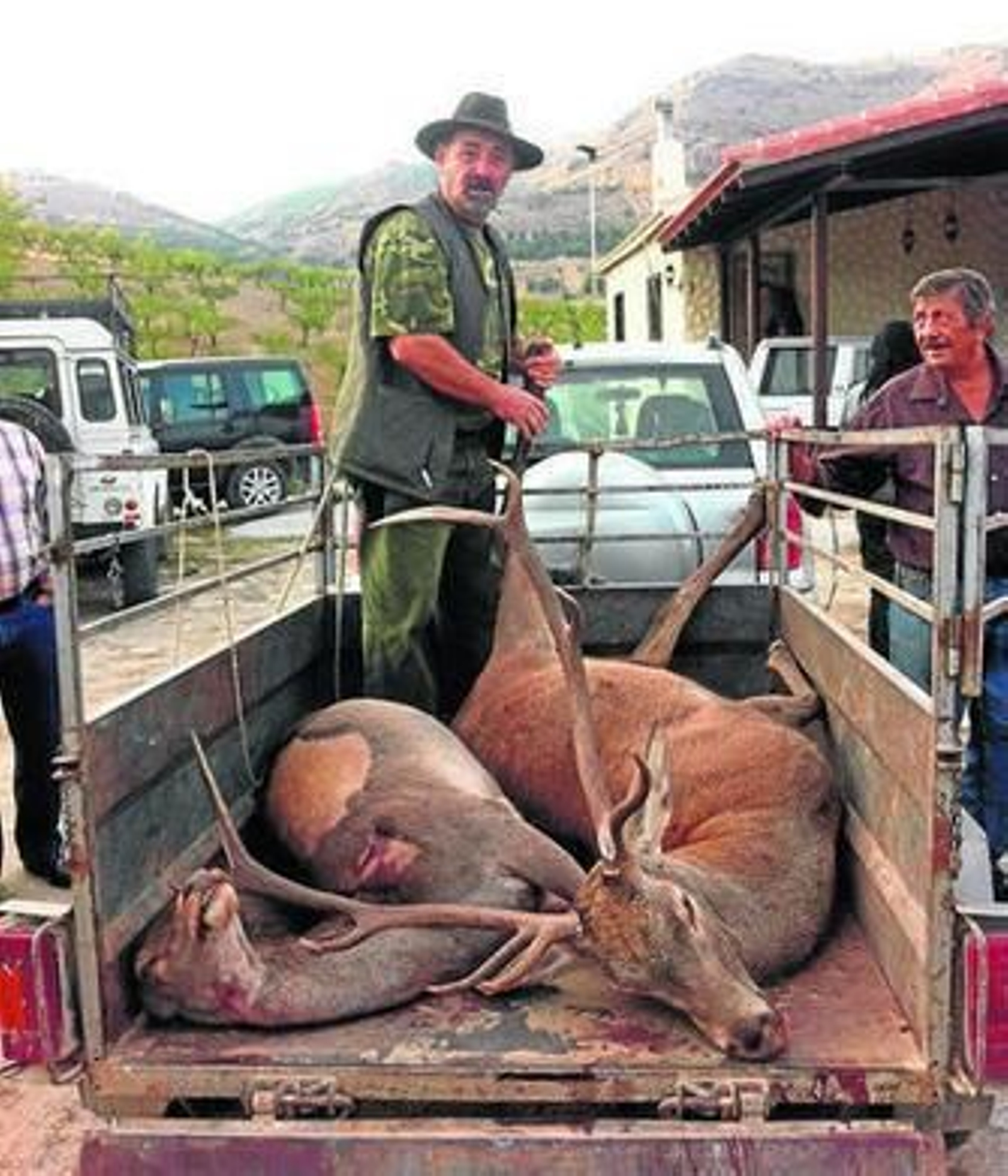Junta de carnes en el Cortijo La Loma de Bacares, durante una montería.