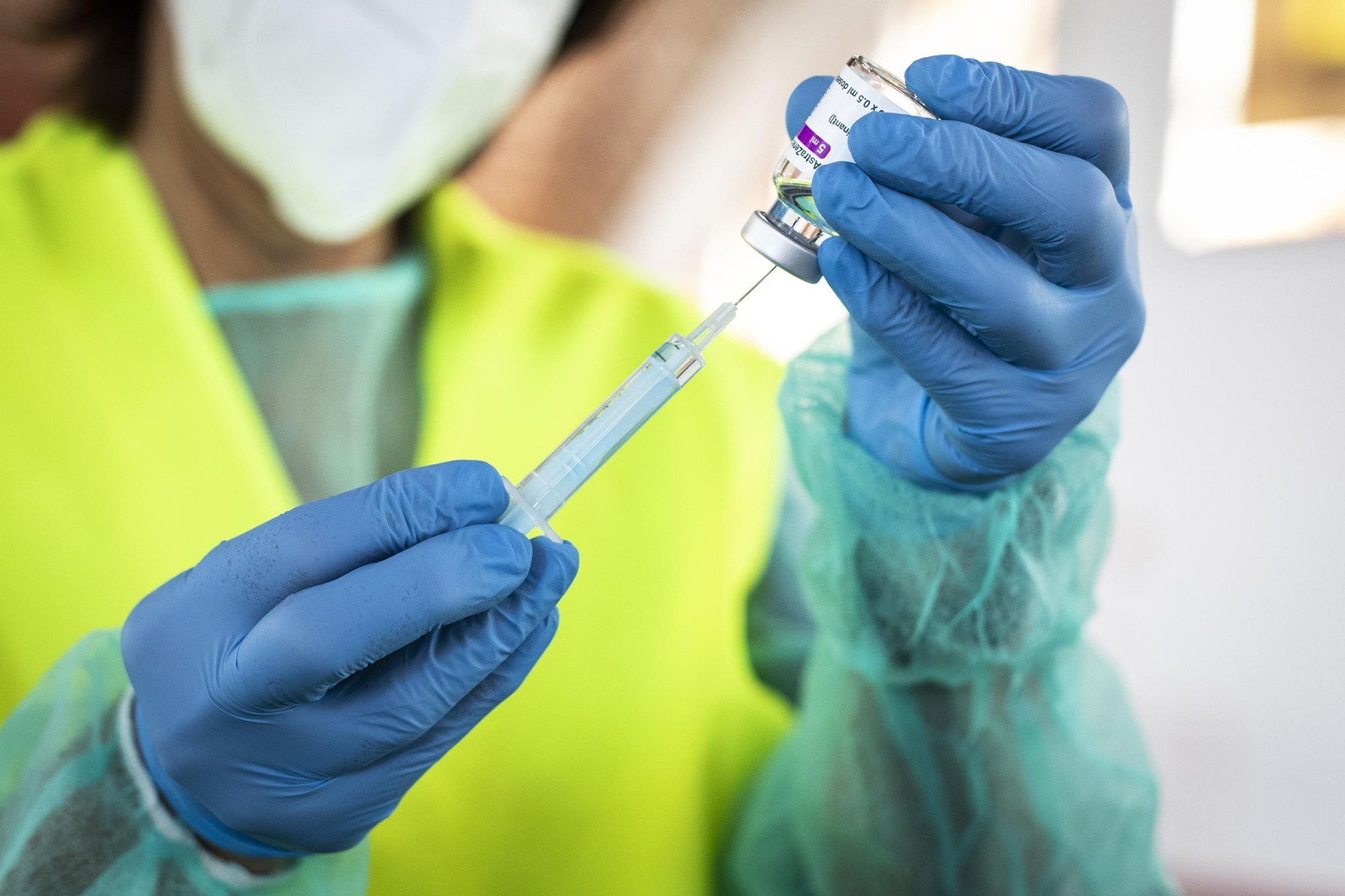 Fotos: colas en la vuelta a la vacunación masiva en Granada