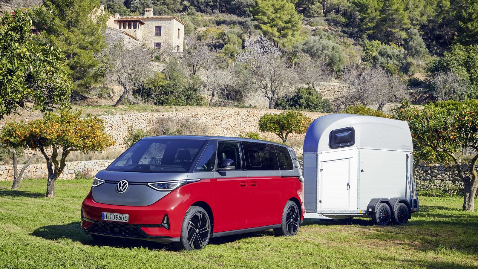 Volkswagen ID.Buzz GTX, con tracción total estándar, dos distancias entre ejes, dos tamaños de batería y 5, 6 o 7 plazas.