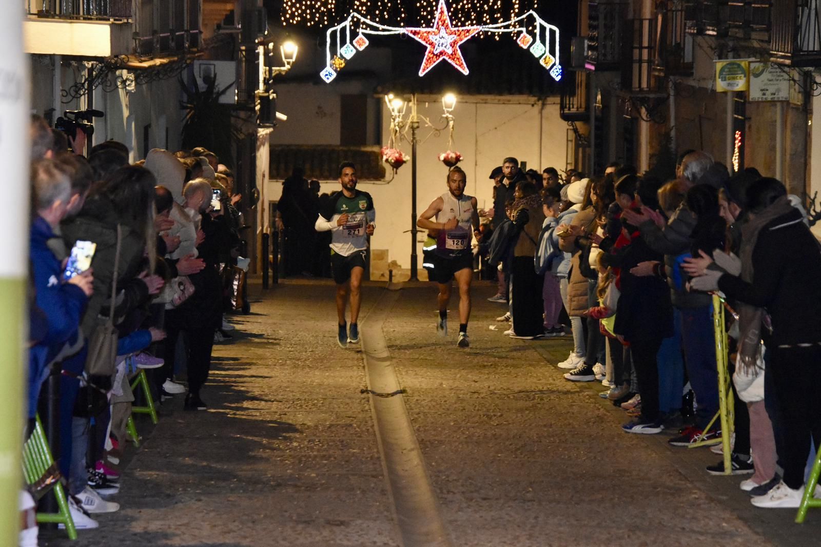 Andy Morales y José Ángel Canales encaran juntos la recta de meta.