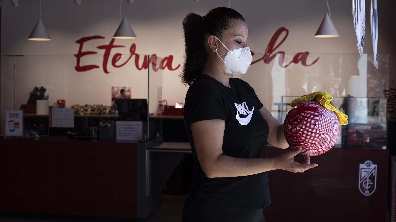 Todos los productos que los clientes tocan y no adquieren son desinfectados al momento.