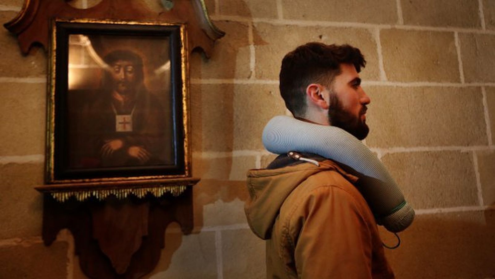 Un joven con su molía.