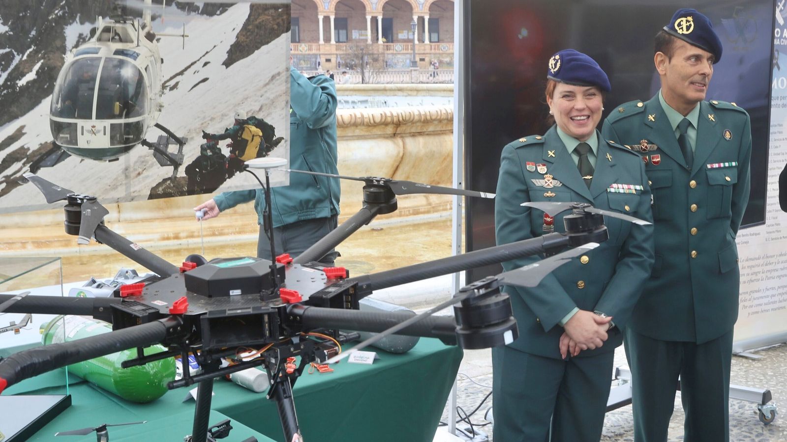 La comandante Susana Espinosa, con uno de los drones de la Guardia Civil.