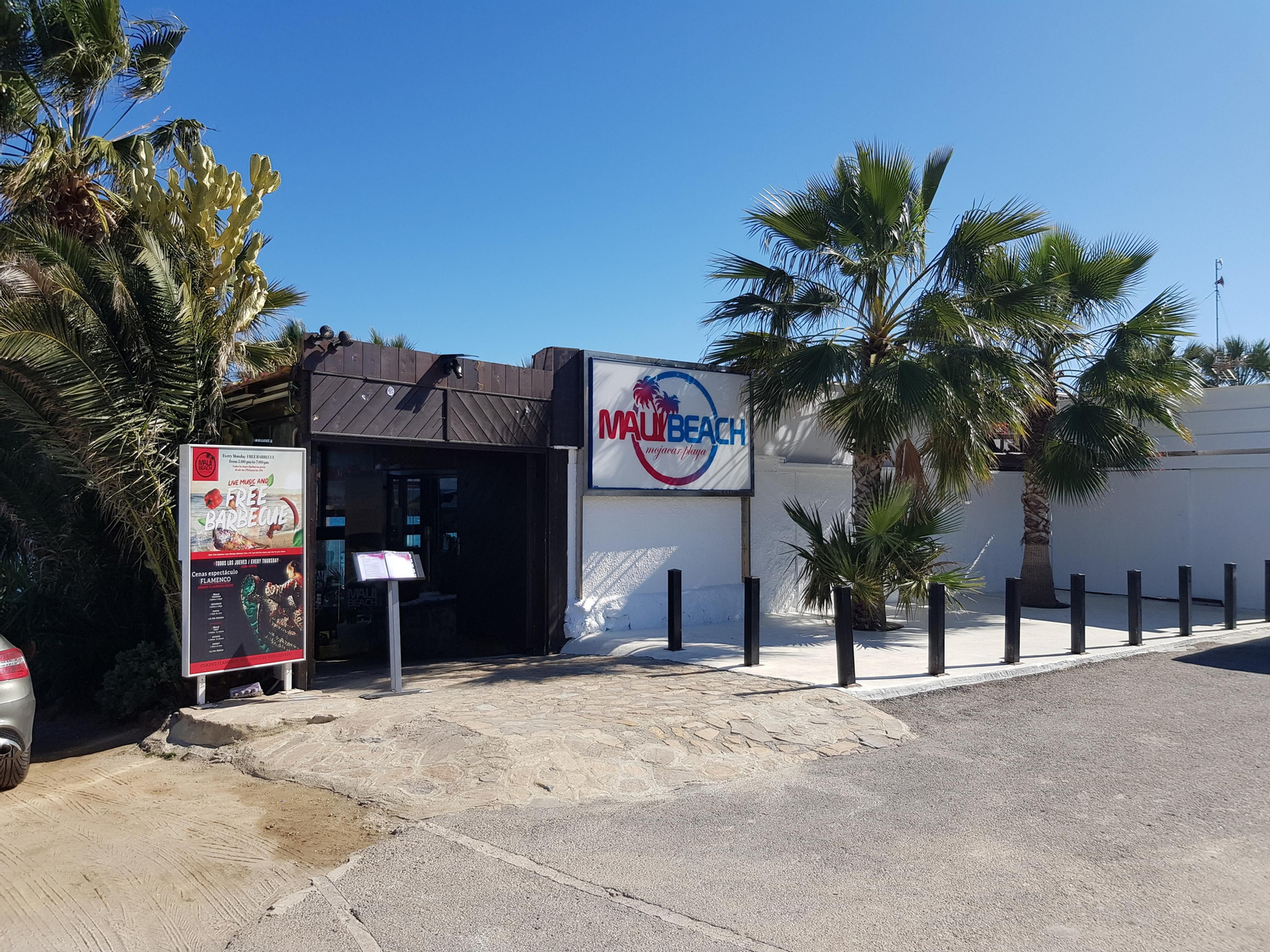 El chiringuito Maui Beach, en Mojácar playa, permanecía abierto este lunes a mediodía.