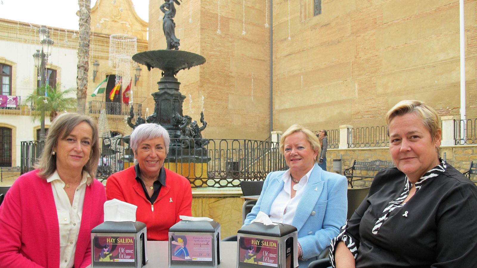 En la hostelería se han distribuido servilleteros con lemas como "Hay salida", entre otros