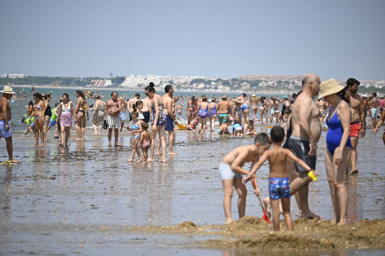 Ambiente en la playas de Huelva este sábado 22 de julio, en imágenes