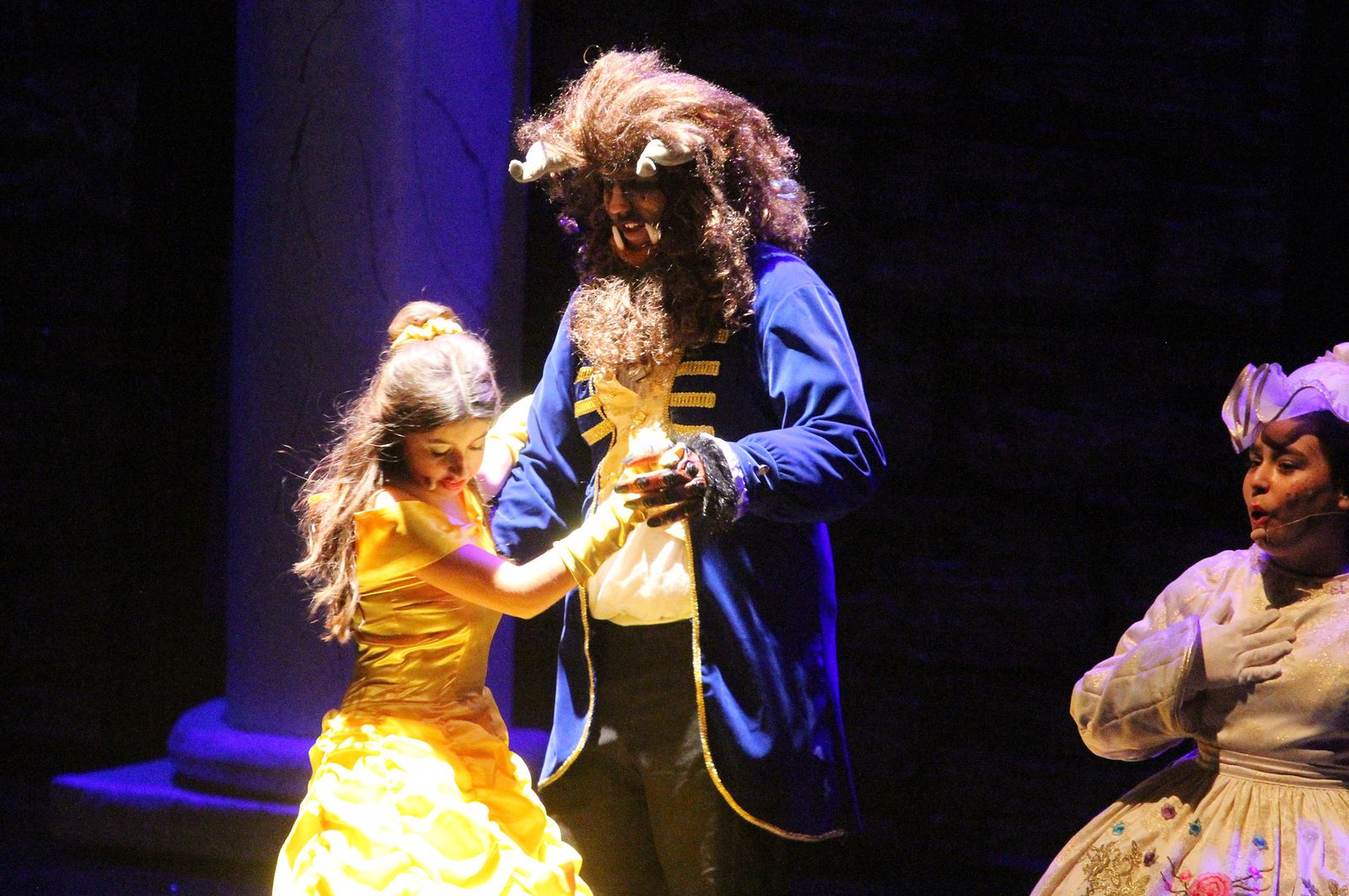 Imágenes de la representación 'El Ala Oeste' basado en la película de Disney 'La Bella y la Bestia'.