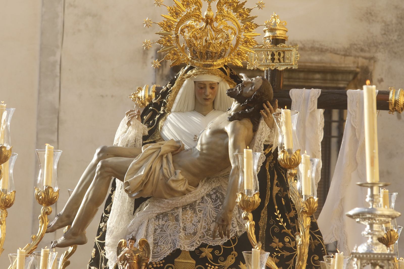 Jueves Santo en Córdoba: La procesión de las Angustias, en imágenes