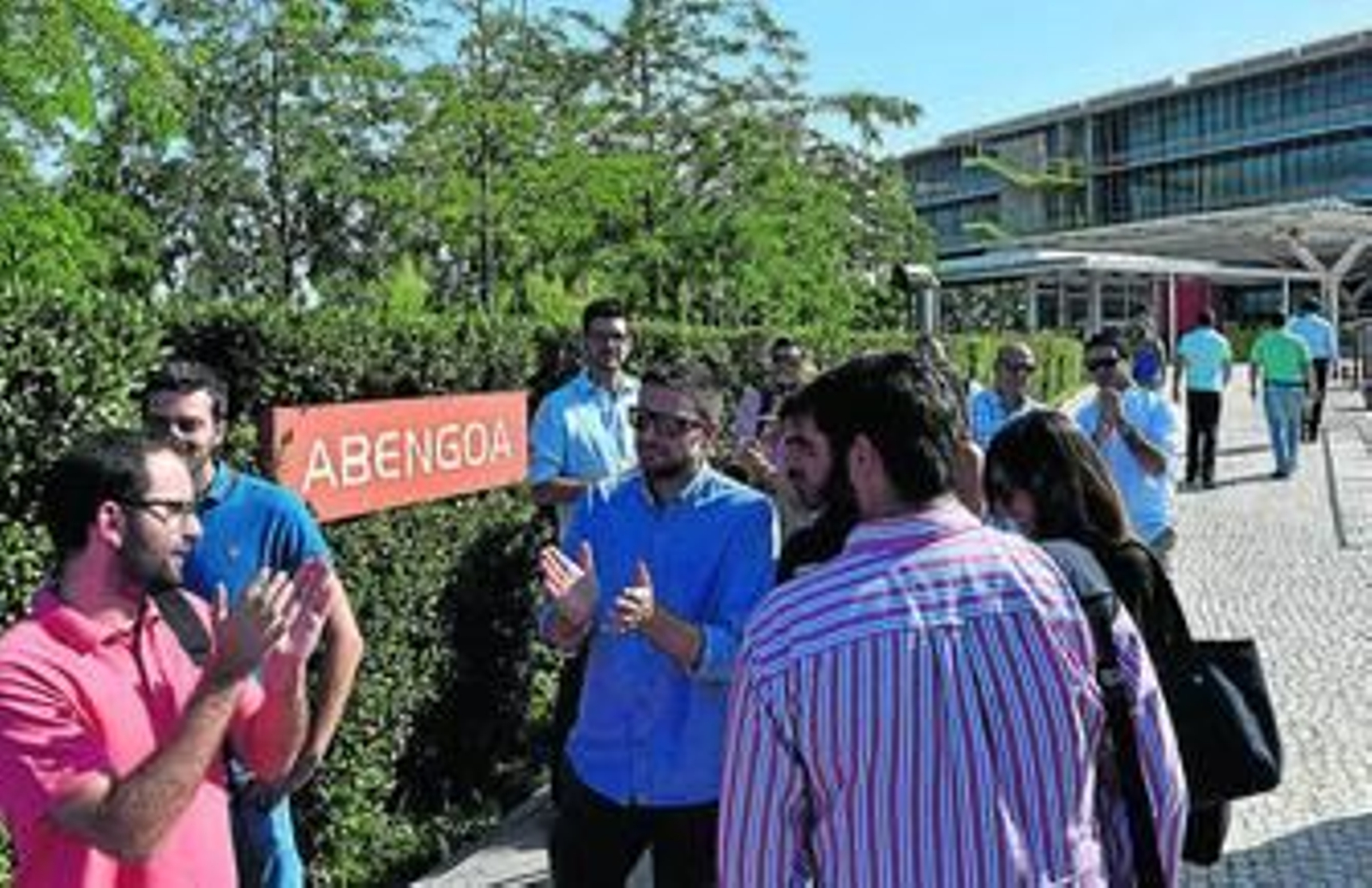 Trabajadores de Abengoa, durante la jornada de huelga del jueves en varias de sus filiales.