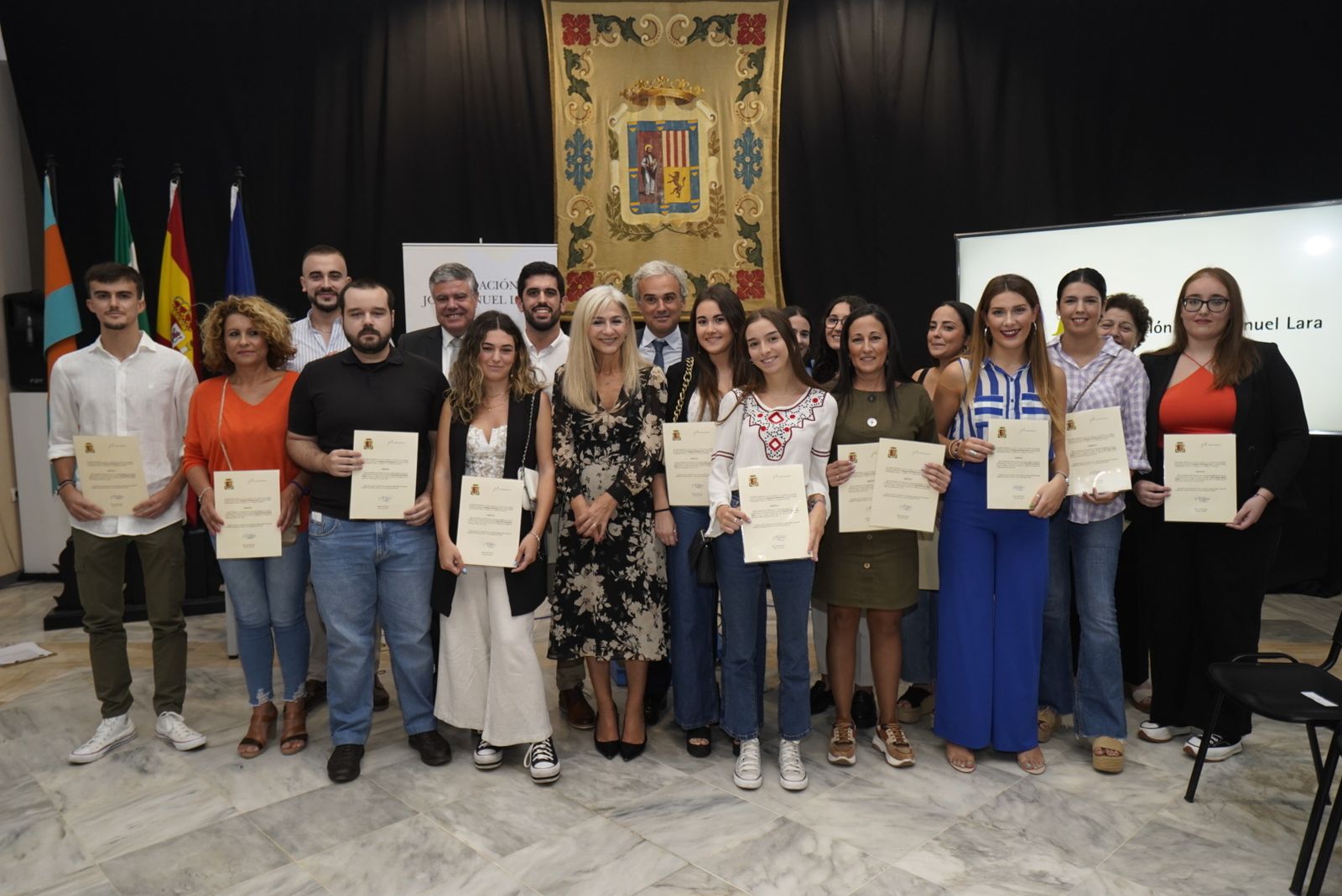 Los estudiantes de Mariena del Alcor que recibieron ayer las ayudas de la Fundación Lara.
