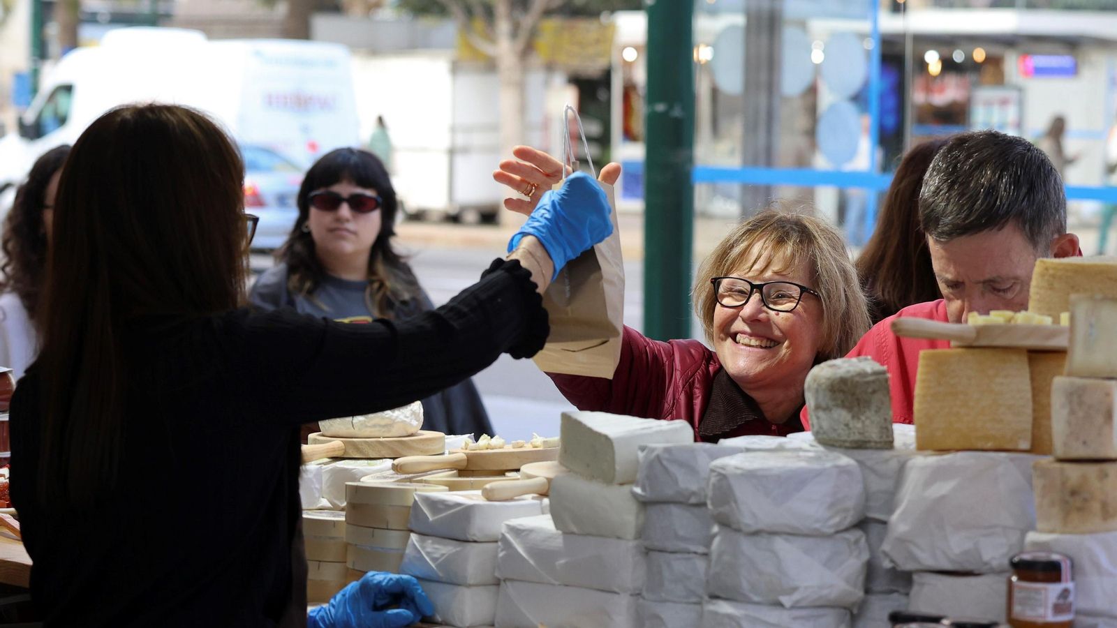 Una mujer compra en uno de los stands.